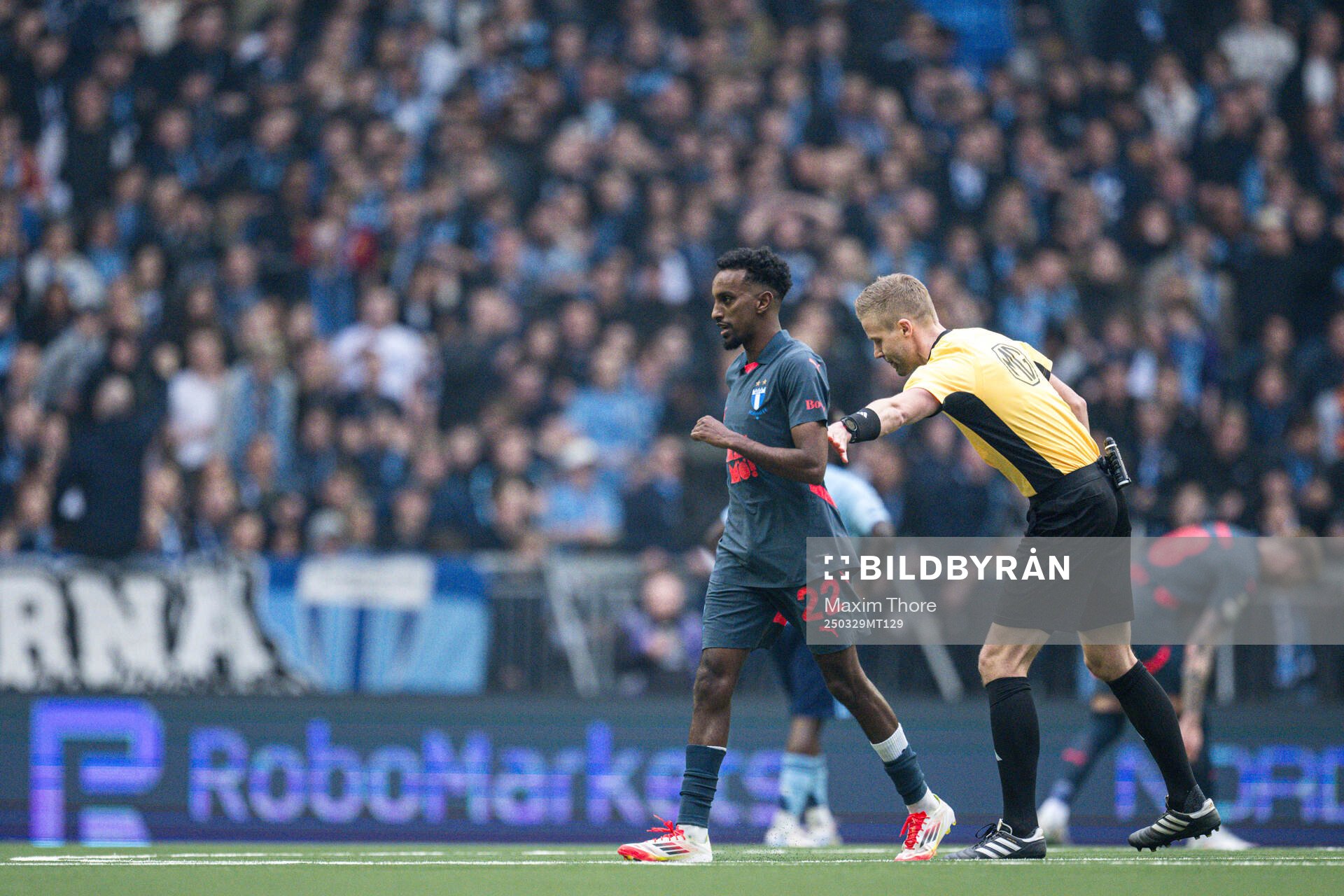 Malmö FFs Taha Ali och domare Glenn Nyberg