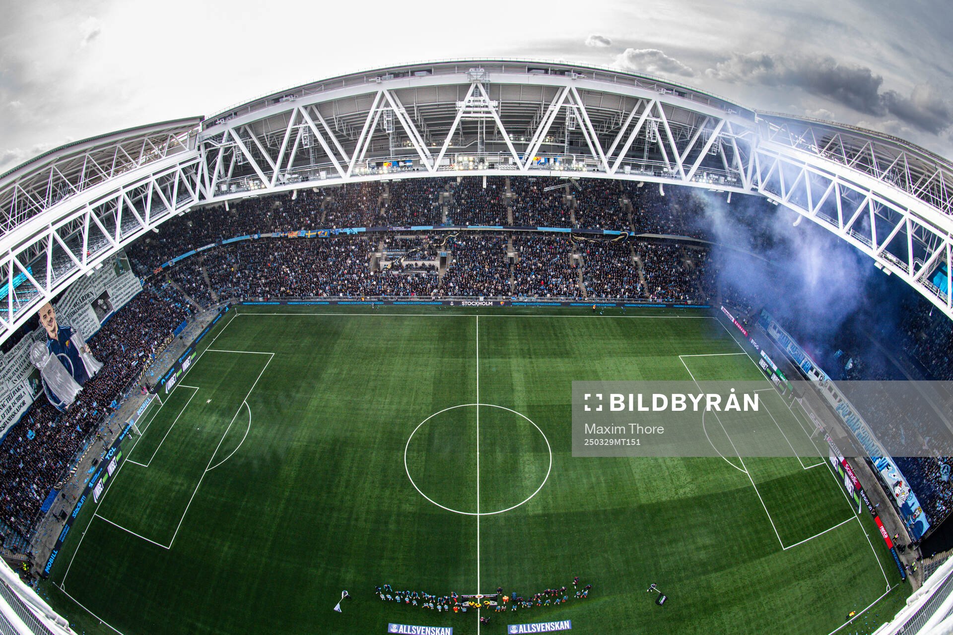 Spelarna vid lineup framför att tifo av Djurgårdens