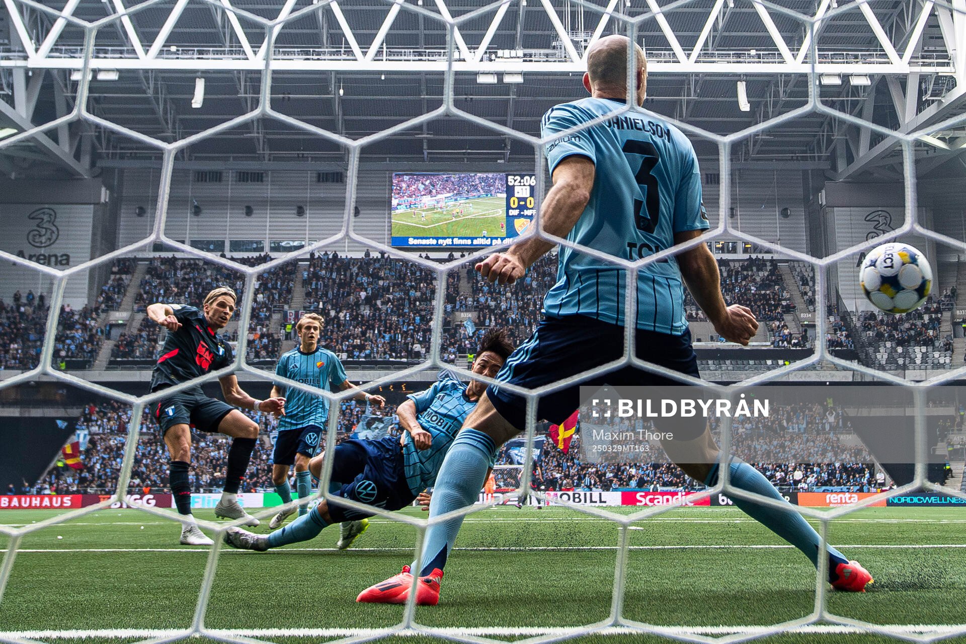 Malmö FFs Jens Stryger Larsen gör 1-0 bakom Djurgårdens