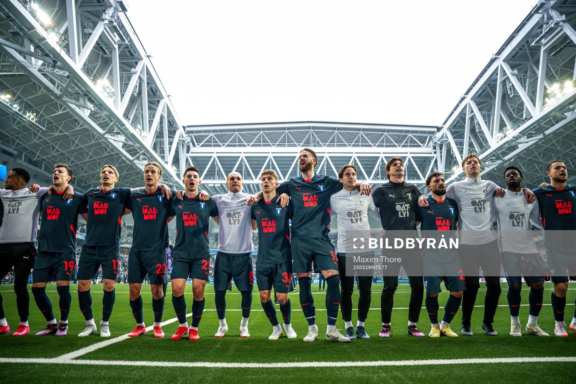 Malmö FFs spelare jublar efter fotbollsmatchen i Allsvenskan mellan Djurgården och Malmö FF den 29 mars 2025 i Stockholm. 
