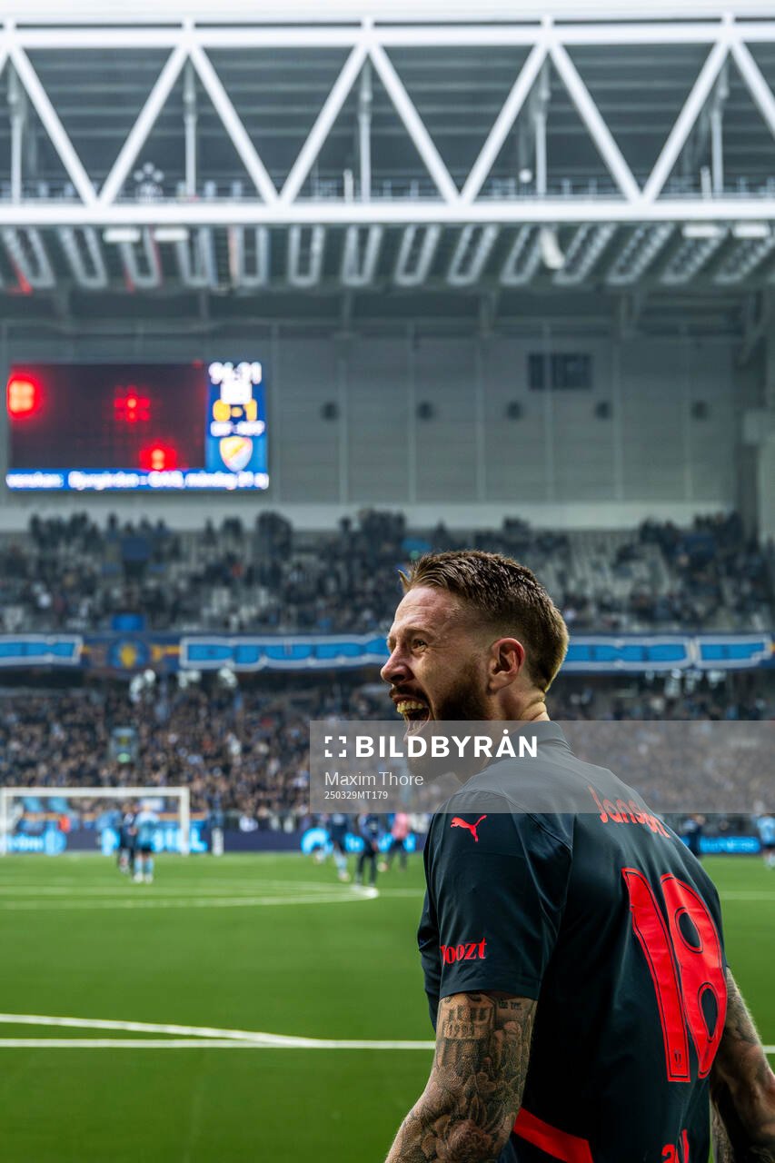 Malmö FFs Pontus Jansson jublar efter fotbollsmatchen i Allsvenskan mellan Djurgården och Malmö FF den 29 mars 2025 i Stockholm. 