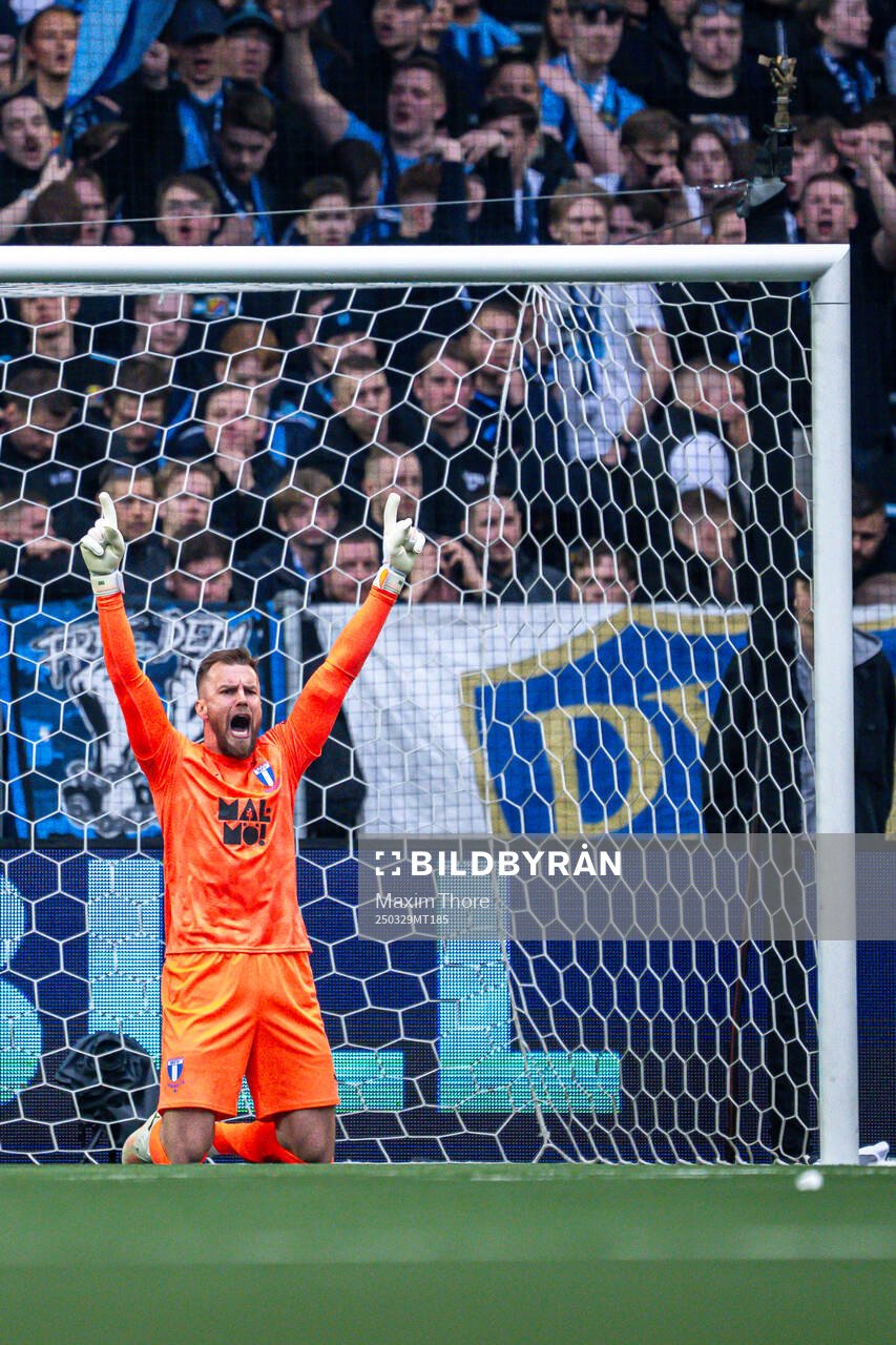 Malmö FFs målvakt Ricardo Schuck Friedrich jublar efter fotbollsmatchen i Allsvenskan mellan Djurgården och Malmö FF den 29 mars 2025 i Stockholm.