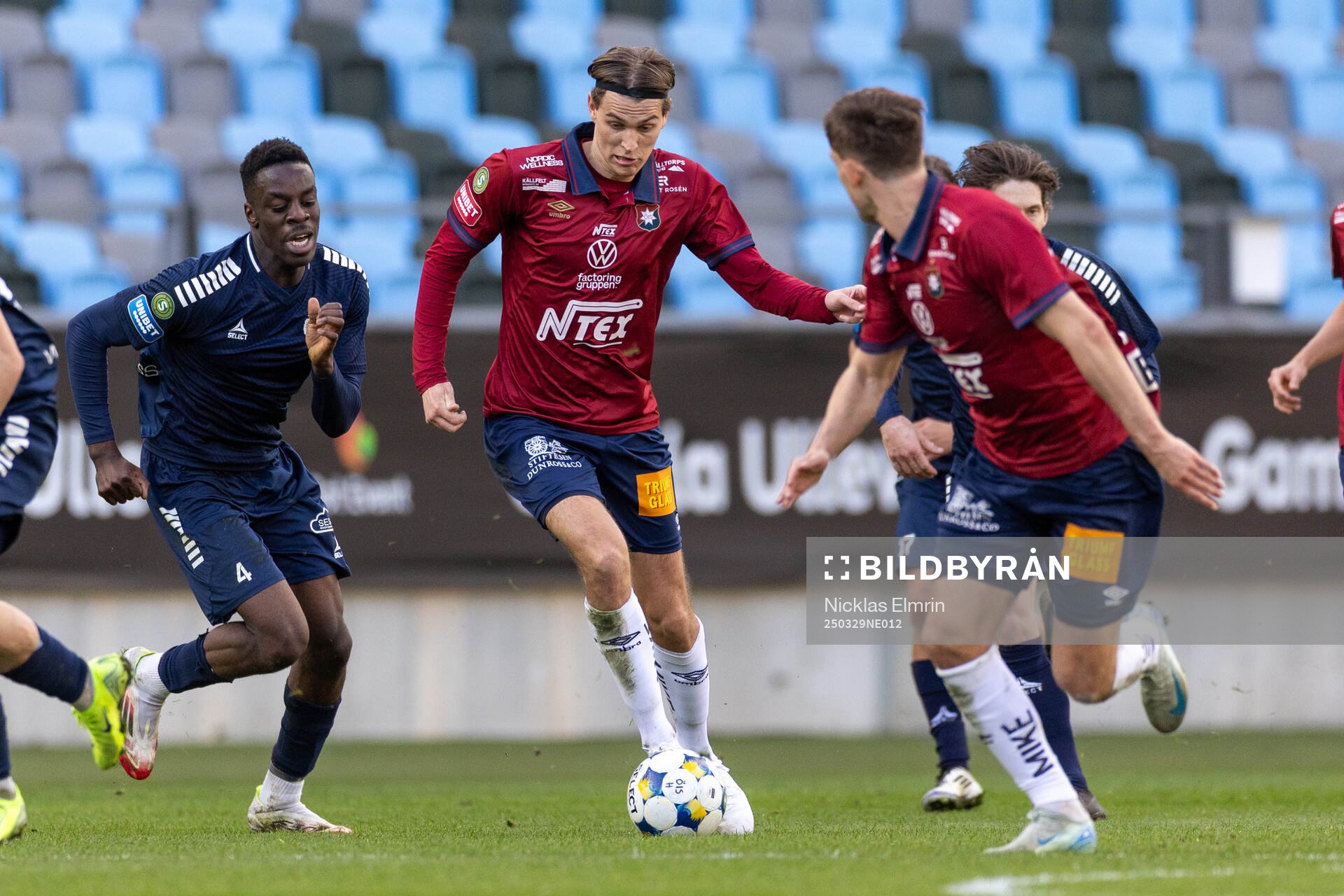 Utsiktens David Tokpah och Örgrytes Noah Christoffersson under fotbollsmatchen i Superettan mellan Örgryte och Utsikten den 29 mars 2025 i Göteborg.