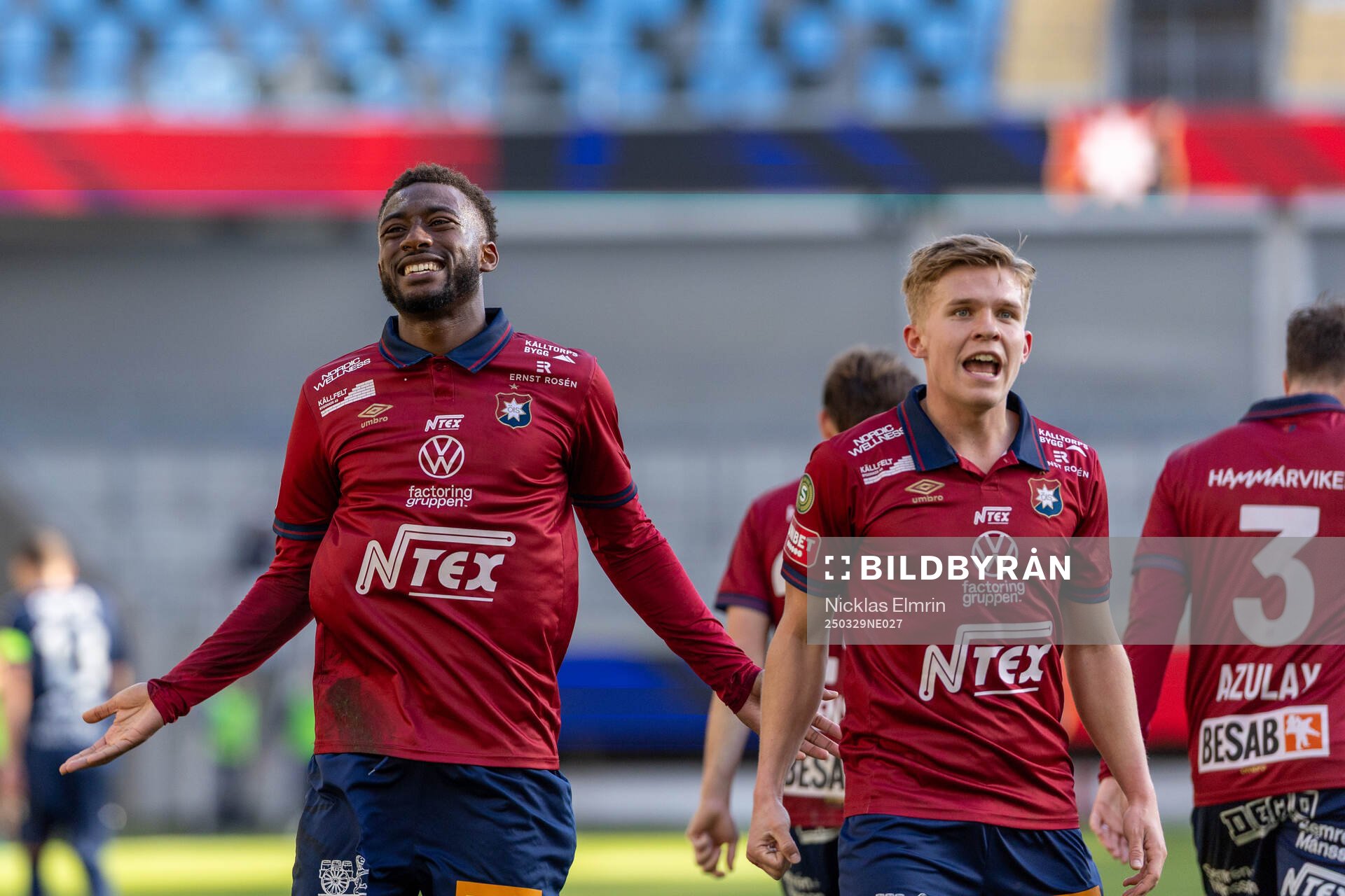 Örgrytes Haladj Maidou Keita och Isak Dahlqvist jublar