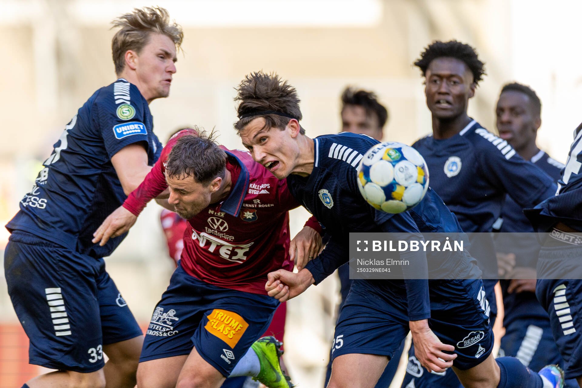 Örgrytes Jonathan Azulay och Utsiktens Noah Johansson under fotbollsmatchen i Superettan mellan Örgryte och Utsikten den 29 mars 2025 i Göteborg.