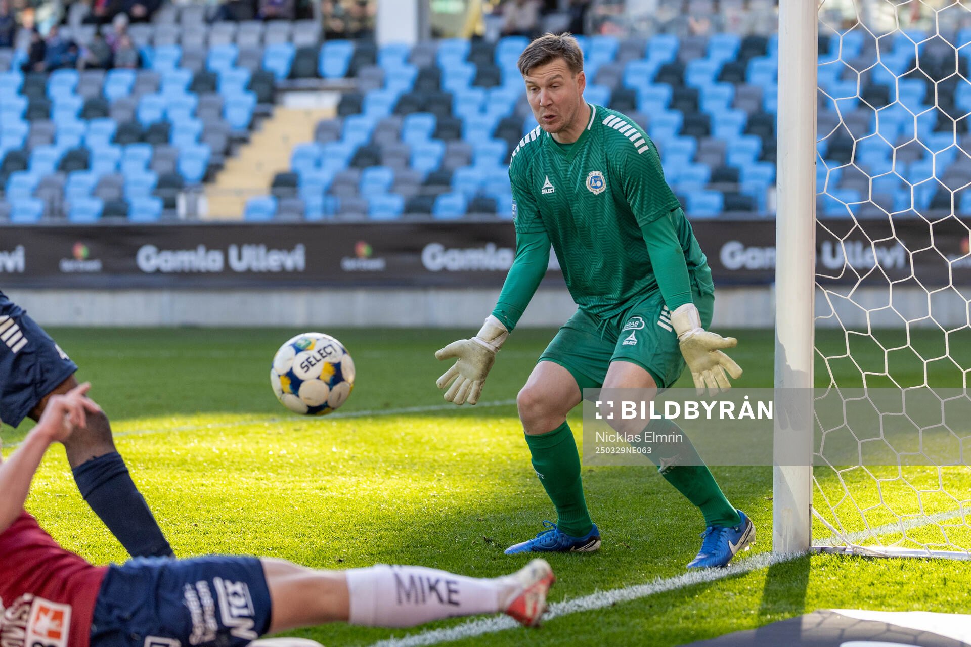 Utsiktens målvakt Oliver Gustafsson under fotbollsmatchen i Superettan mellan Örgryte och Utsikten den 29 mars 2025 i Göteborg. 