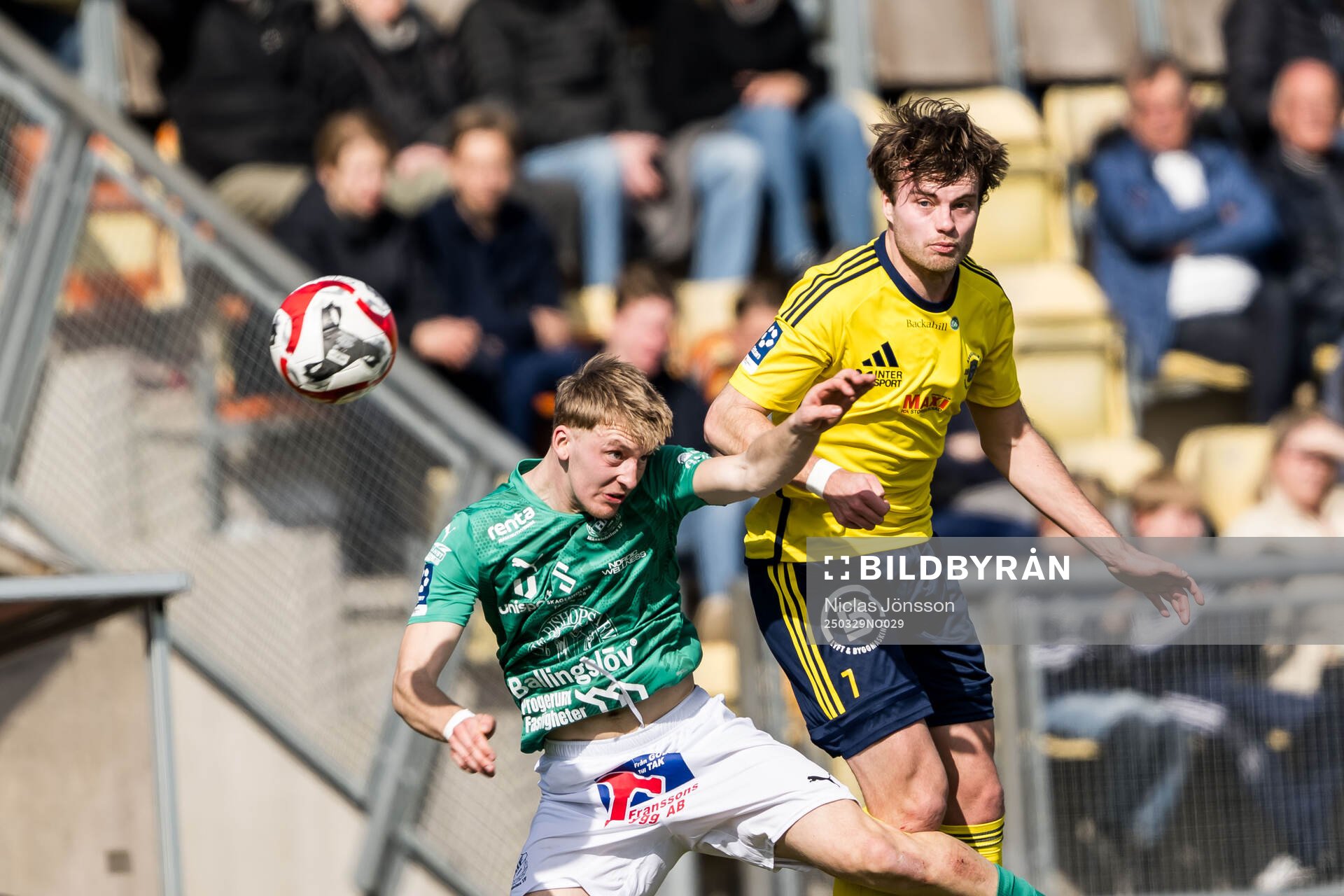 Hässleholms Johan Persson Åhstedt och Ängelholms Johan Gudmundsson under fotbollsmatchen i Division 1 Södra mellan Ängelholm och Hässleholm den 29 mars 2025 i Ängelholm.