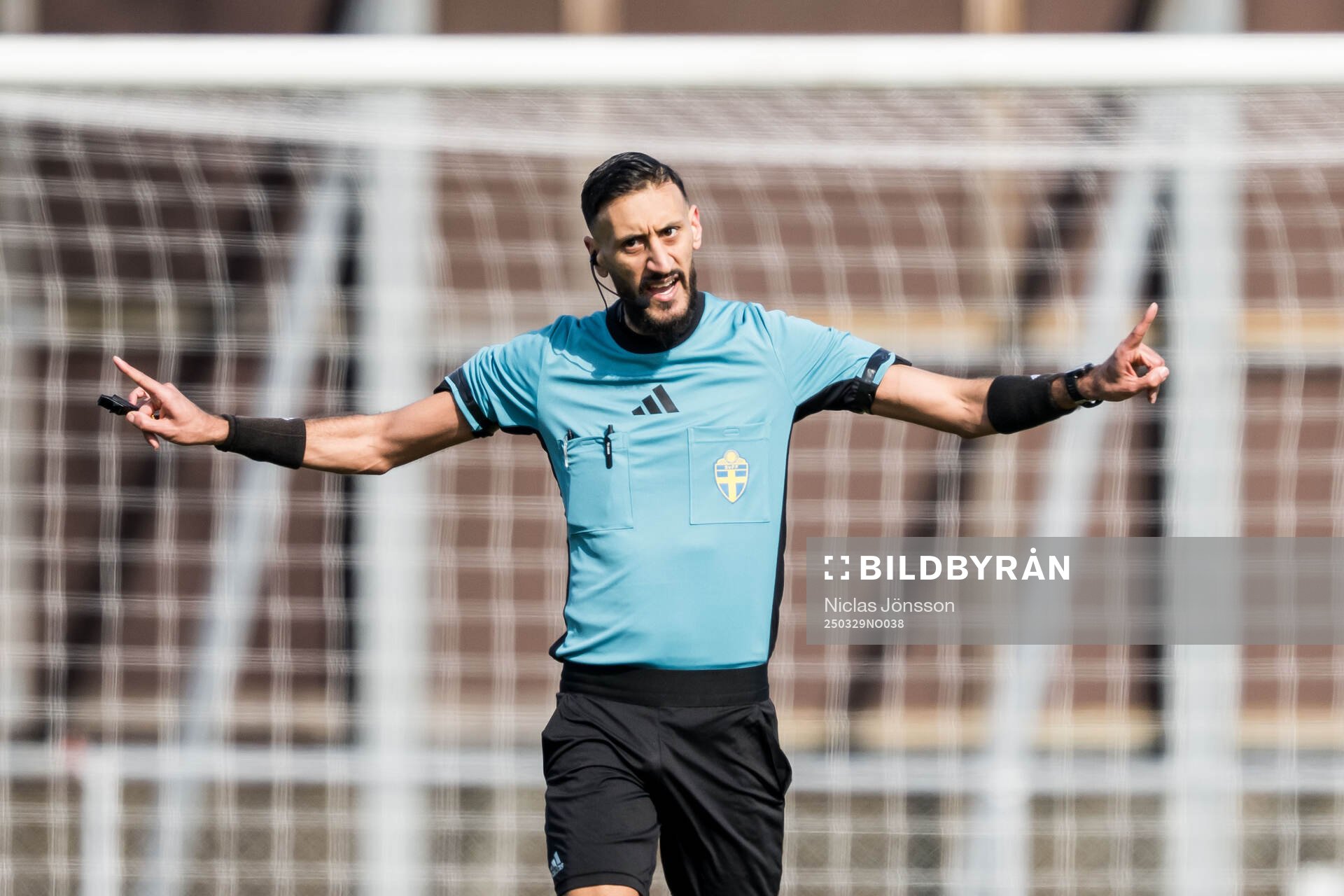 Domare Mohamed Rachid under fotbollsmatchen i Division 1 Södra mellan Ängelholm och Hässleholm den 29 mars 2025 i Ängelholm. 
