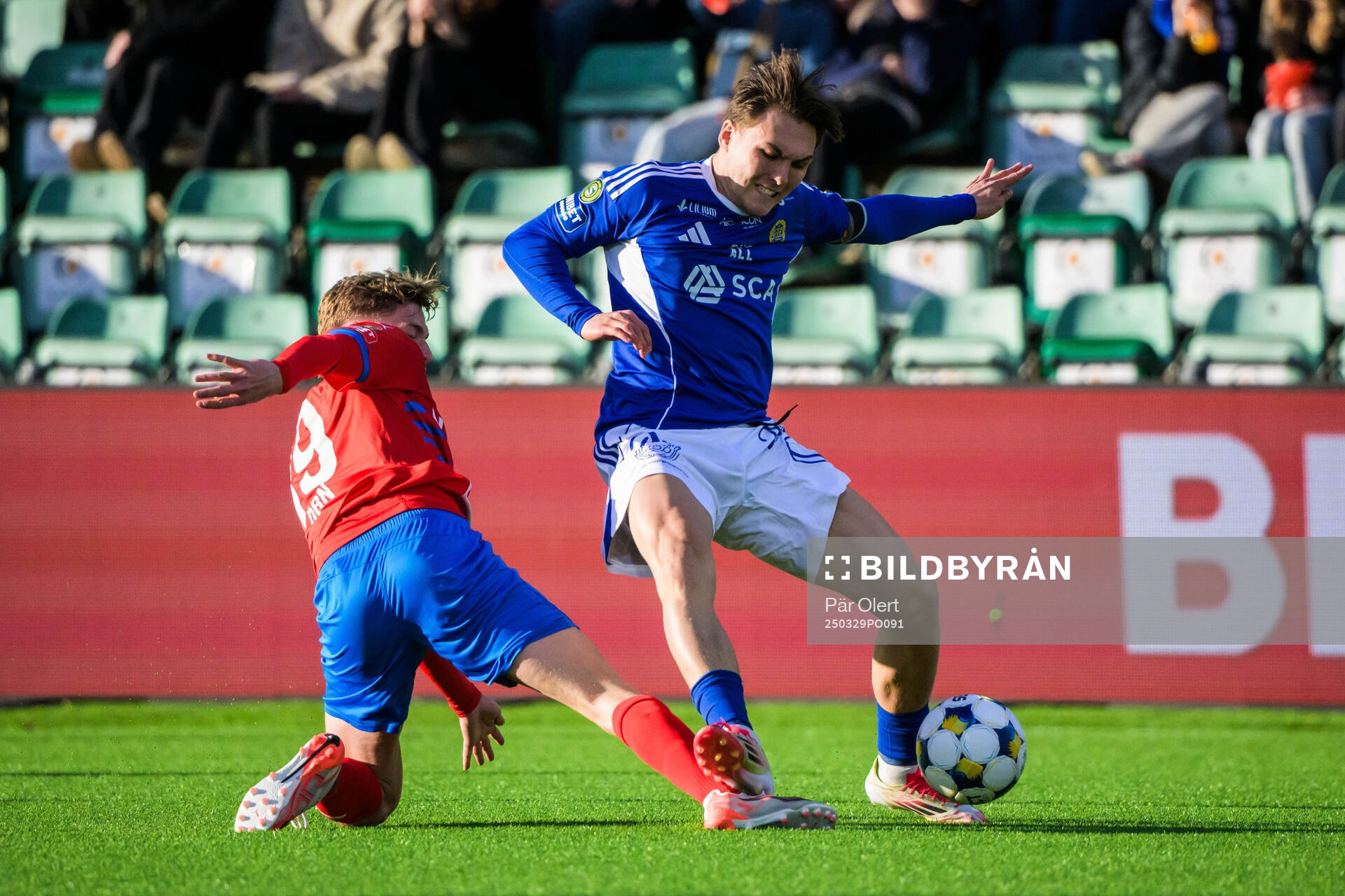Helsingborgs Benjamin Örn och GIF Sundsvalls Miguel Sandberg under fotbollsmatchen i Superettan mellan GIF Sundsvall och Helsingborg den 29 mars 2025 i Sundsvall.