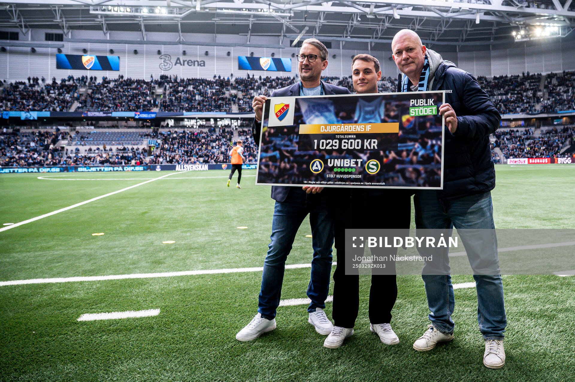 Representanter poserar med en check från Unibet och SEF