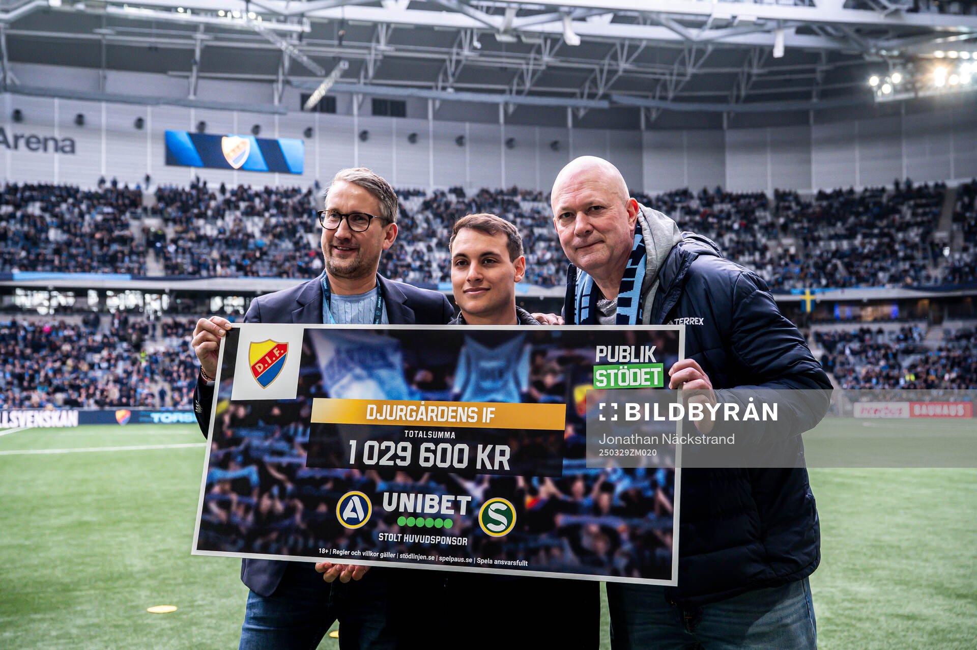 Representanter poserar med en check från Unibet och SEF