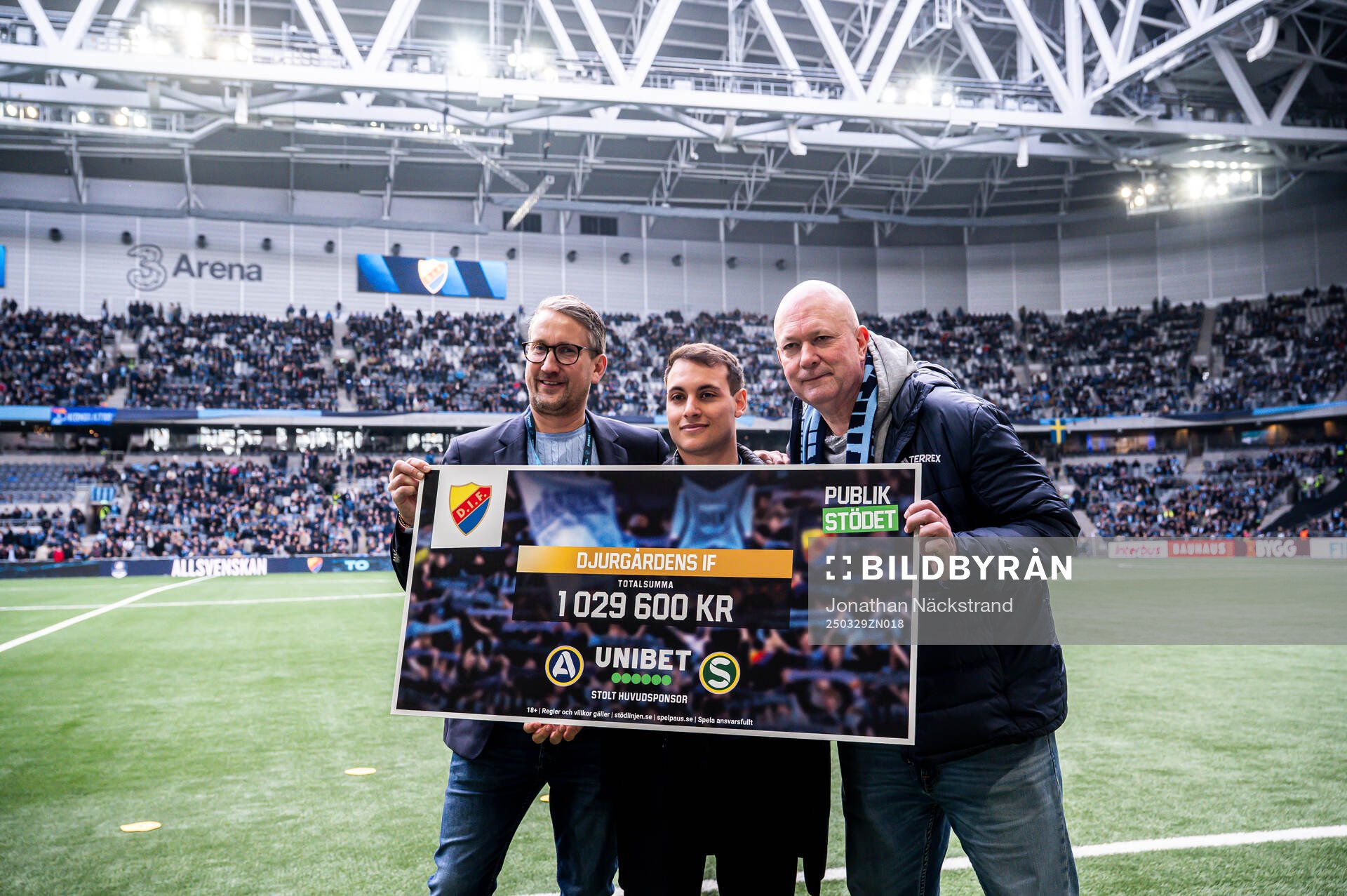 Representanter poserar med en check från Unibet och SEF