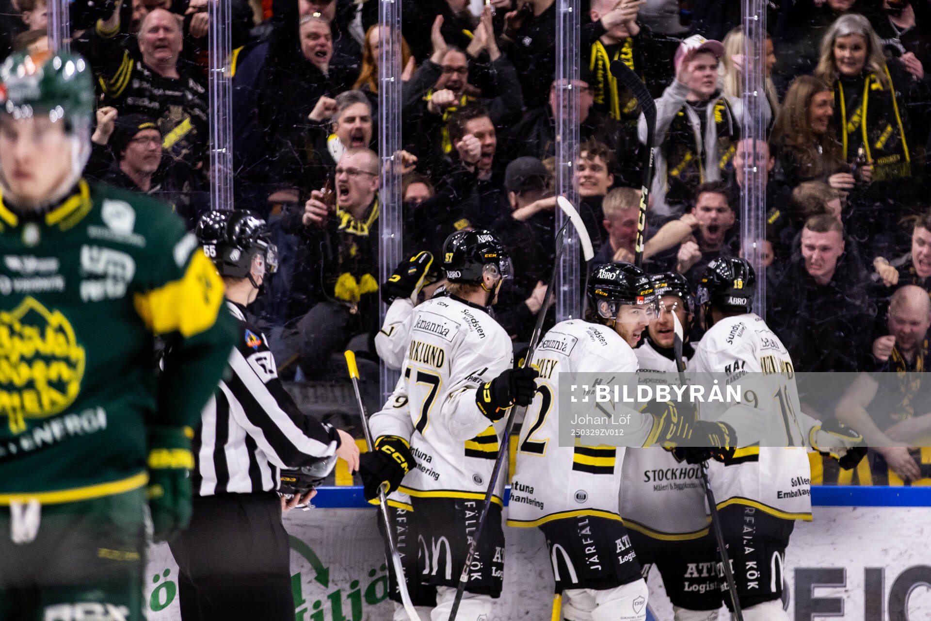 AIKs Scott Pooley jublar med lagkamrater