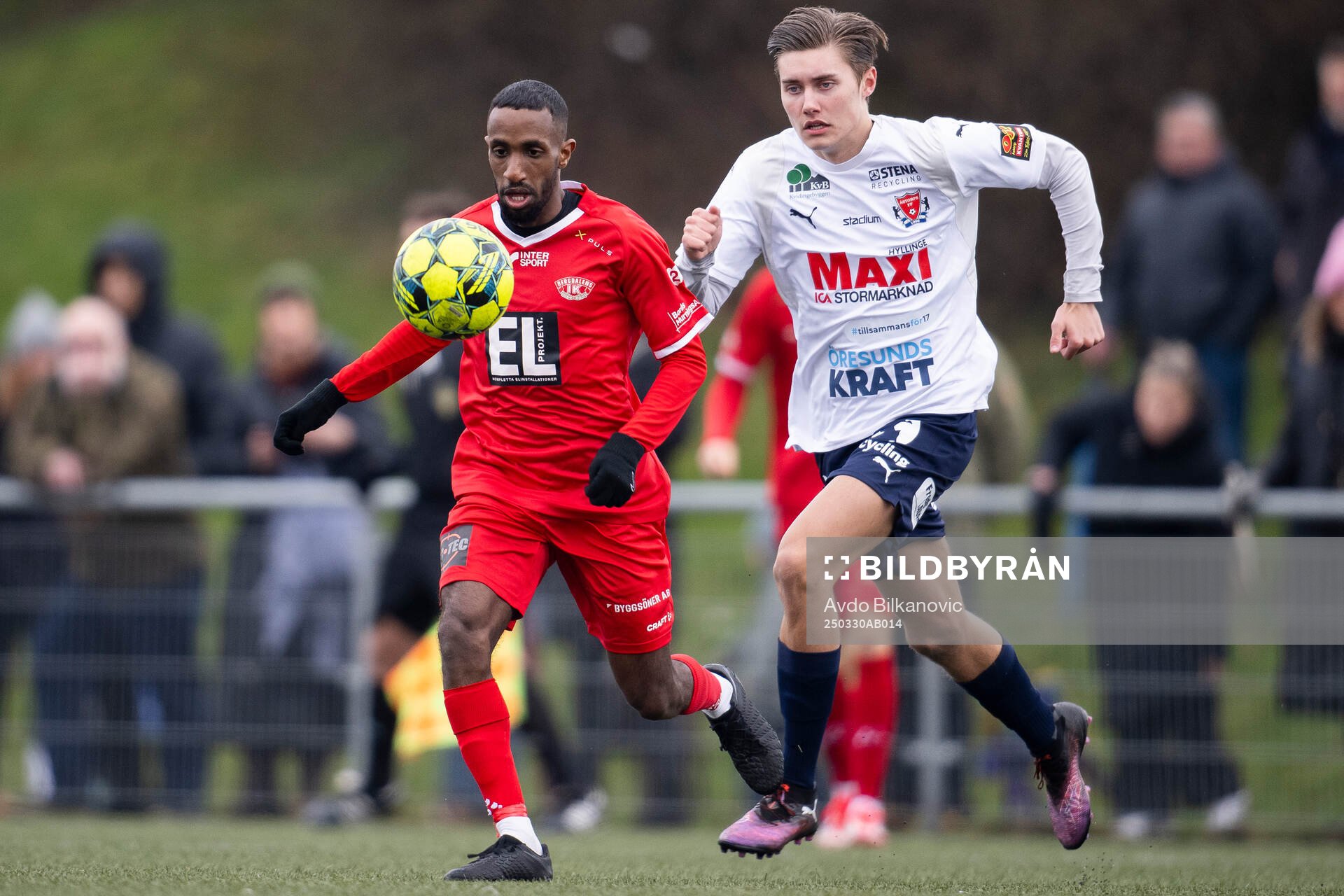 Åstorps FFs Leon Johansson jagar Bergdalens IKs Mohamud Nur