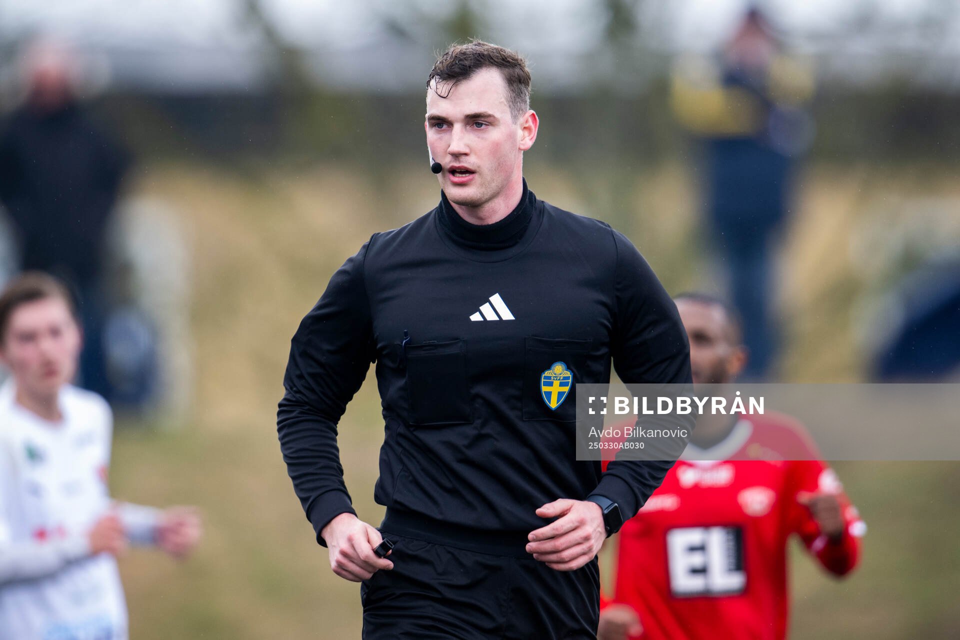 Domare Stjepan Dodik under fotbollsmatchen i Division 2 Södra Götaland mellan Åstorps FF och Bergdalens IK den 30 mars 2025 i Åstorp.