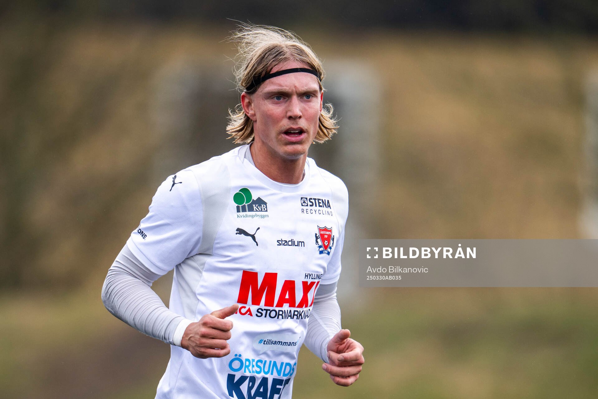 Åstorps FFs Emil Persson under fotbollsmatchen i Division 2 Södra Götaland mellan Åstorps FF och Bergdalens IK den 30 mars 2025 i Åstorp.
