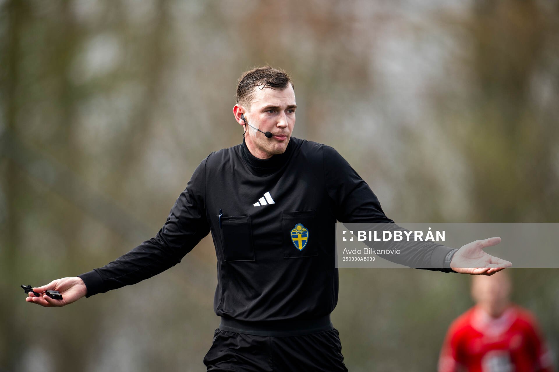 Domare Stjepan Dodik under fotbollsmatchen i Division 2 Södra Götaland mellan Åstorps FF och Bergdalens IK den 30 mars 2025 i Åstorp.