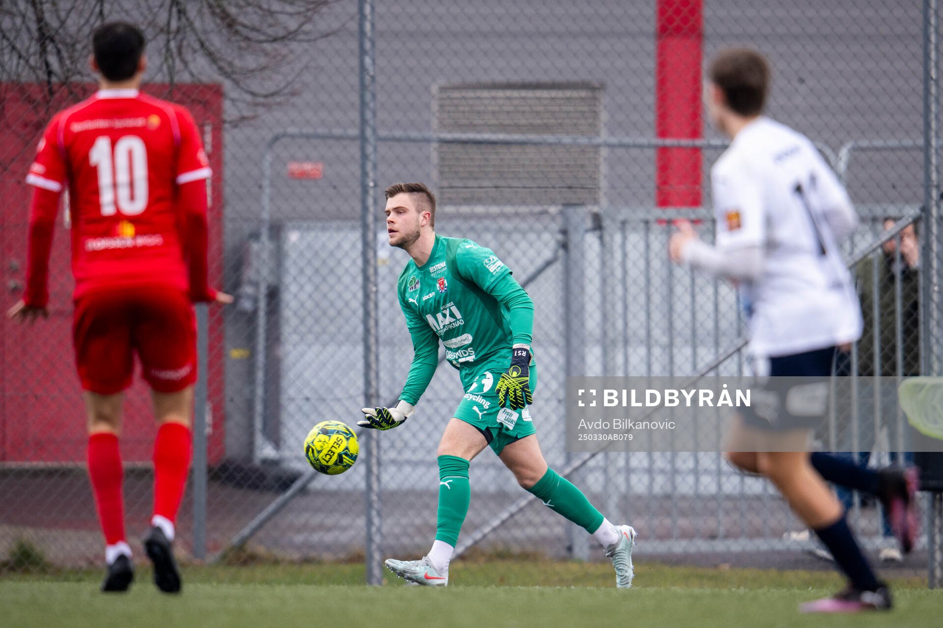 Åstorps FFs målvakt Robin Streifert under fotbollsmatchen i Division 2 Södra Götaland mellan Åstorps FF och Bergdalens IK den 30 mars 2025 i Åstorp.