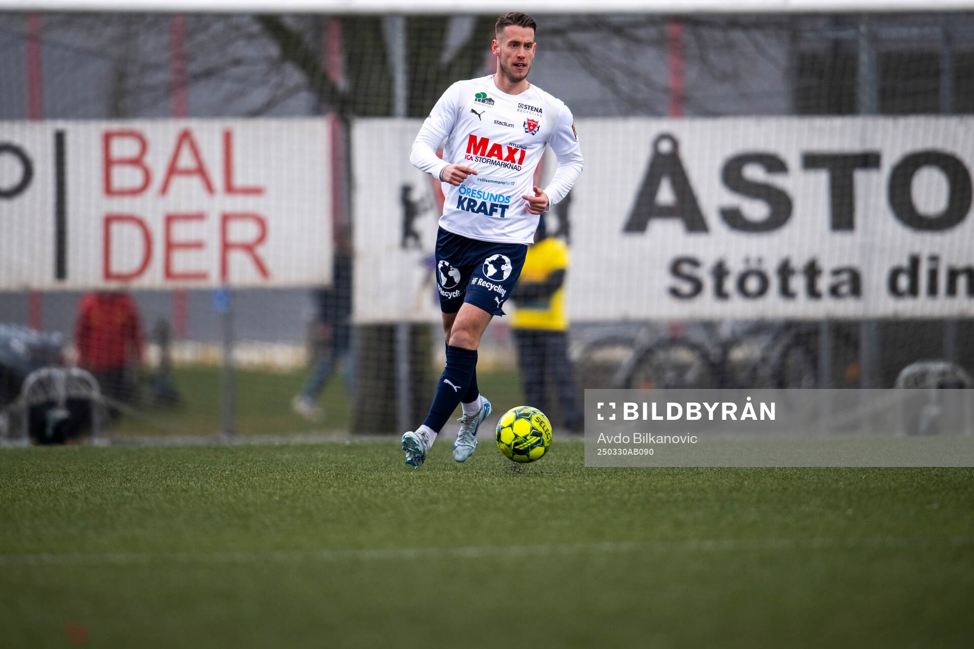 Åstorps FFs Jonathan Roos under fotbollsmatchen i Division 2 Södra Götaland mellan Åstorps FF och Bergdalens IK den 30 mars 2025 i Åstorp.