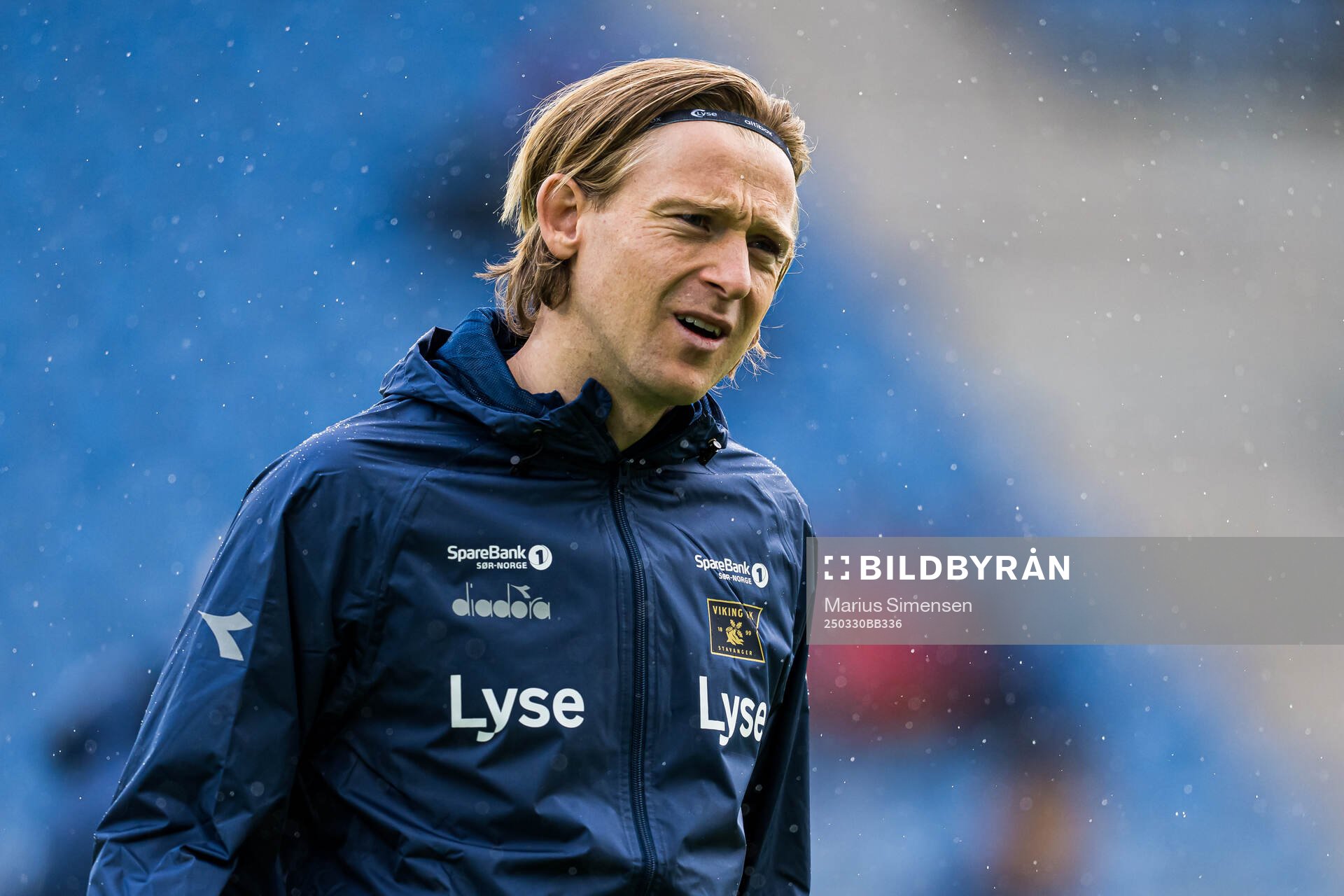 Yann-Erik de Lanlay of Viking warms up