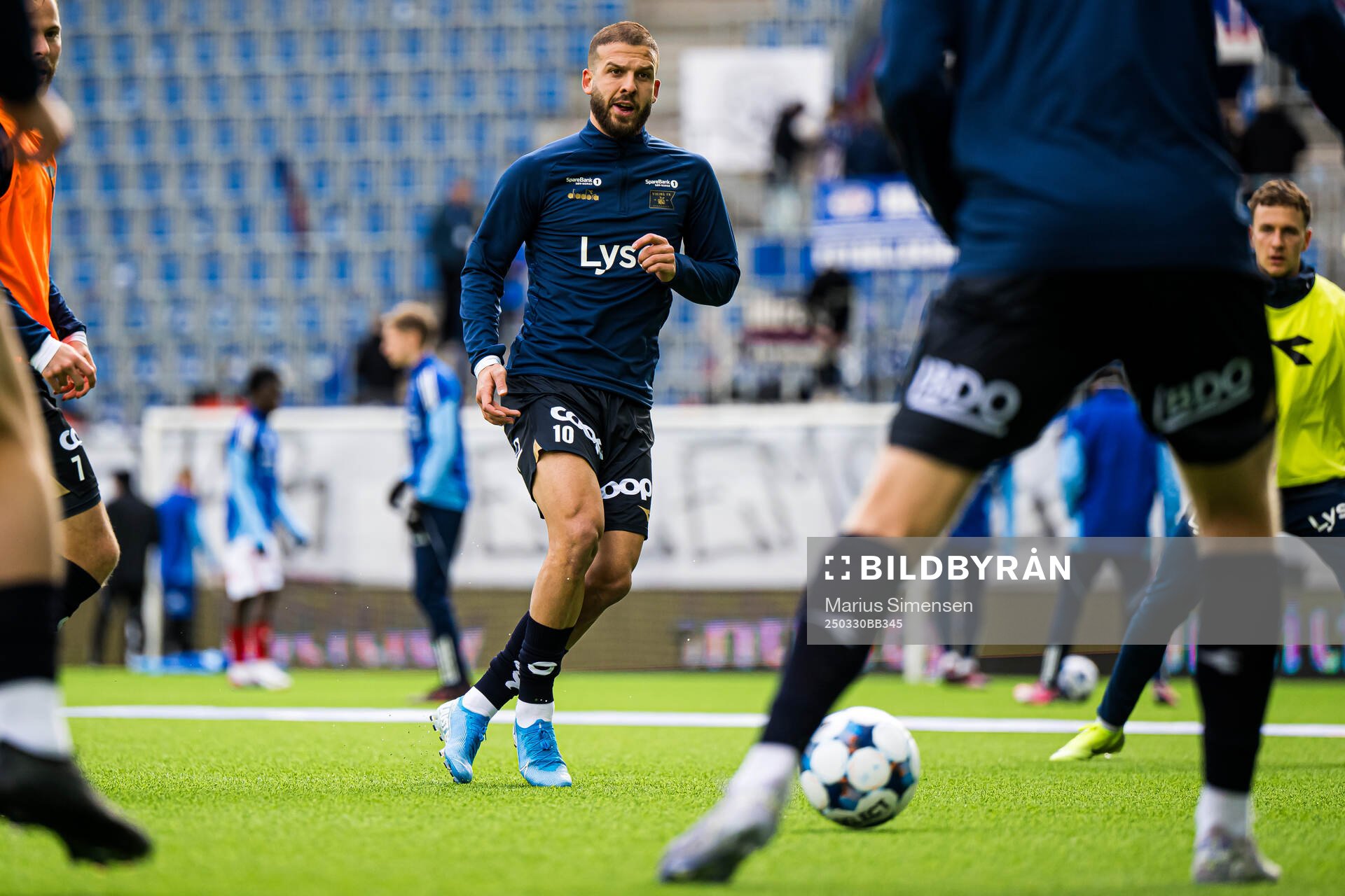 Zlatko Hovland Tripic of Viking warms up