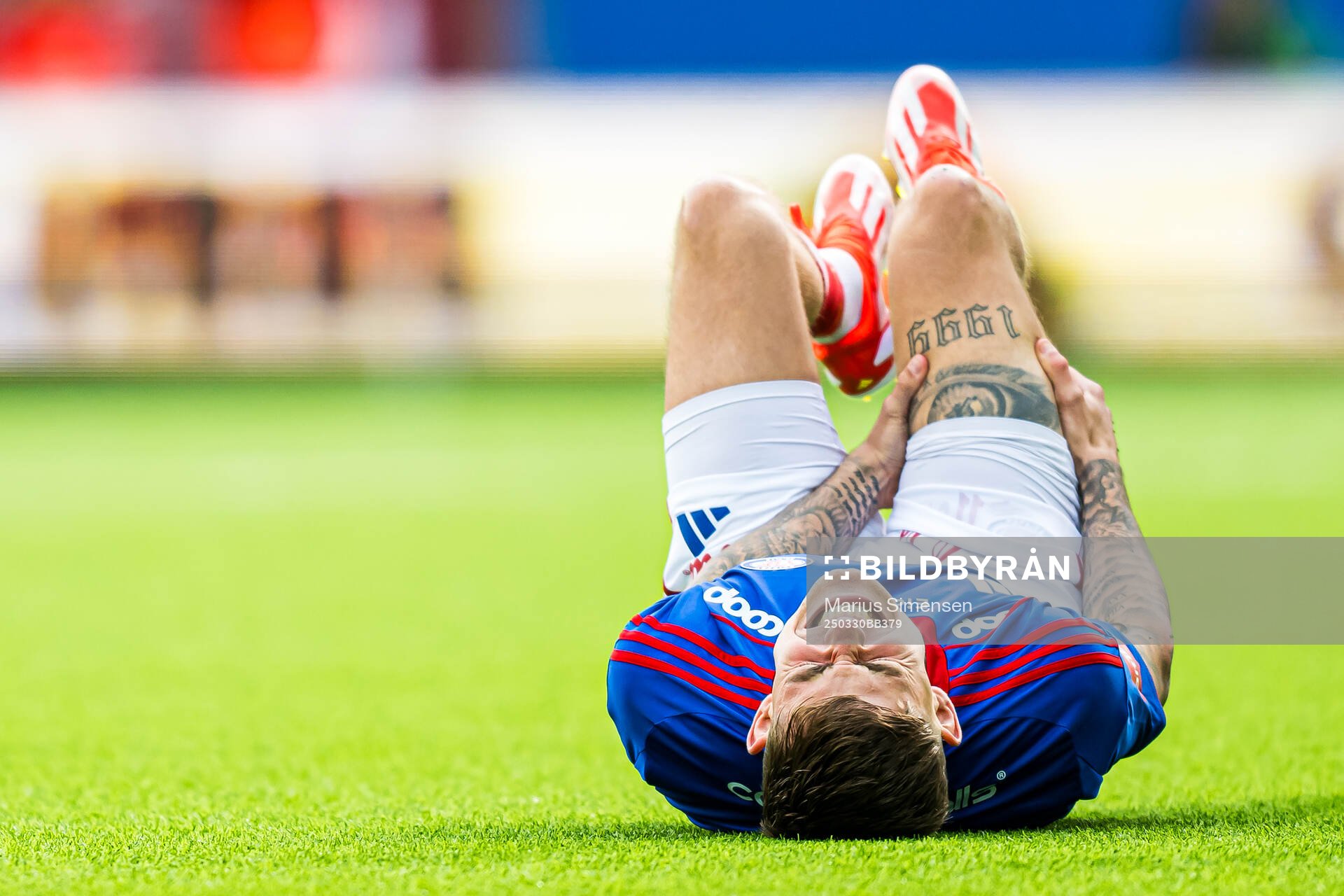 Elias Sørensen of Vålerenga in pain during the Eliteserien match between Vålerenga and Viking on March 30, 2025 in Oslo. 