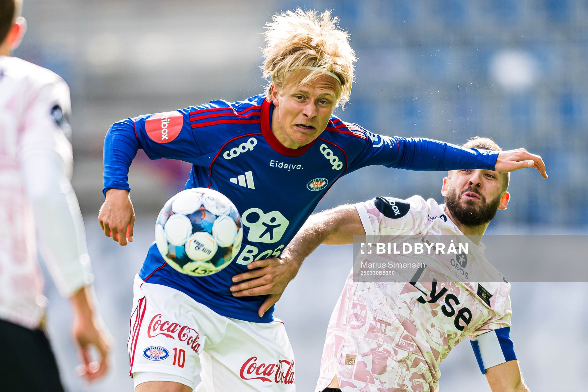 Carl Lange of Vålerenga and Zlatko Hovland Tripic of Viking during the Eliteserien match between Vålerenga and Viking on March 30, 2025 in Oslo. 