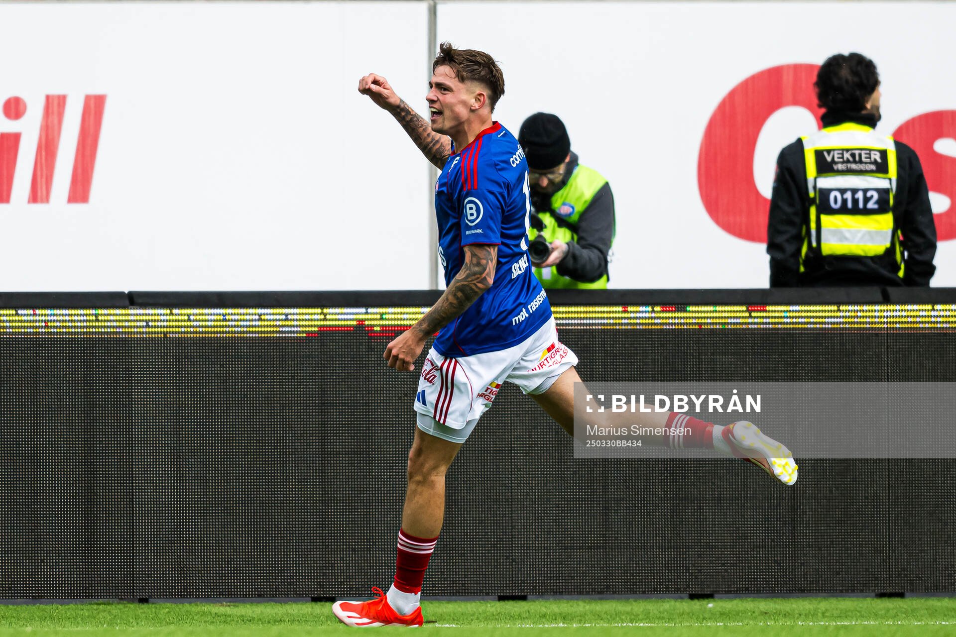 Elias Sørensen of Vålerenga celebrates