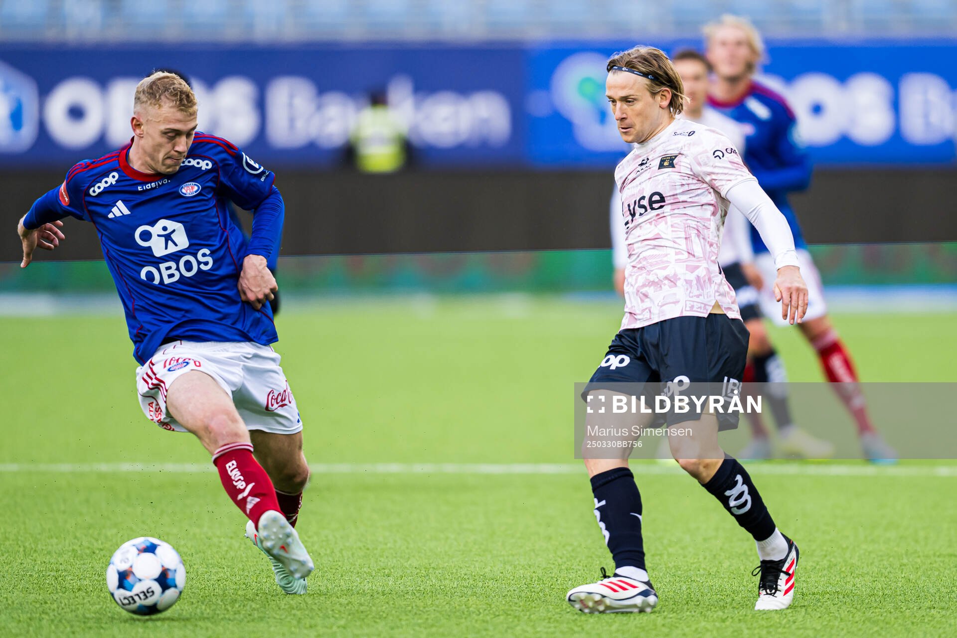 Henrik Bjørdal of Vålerenga and Yann-Erik de Lanlay of