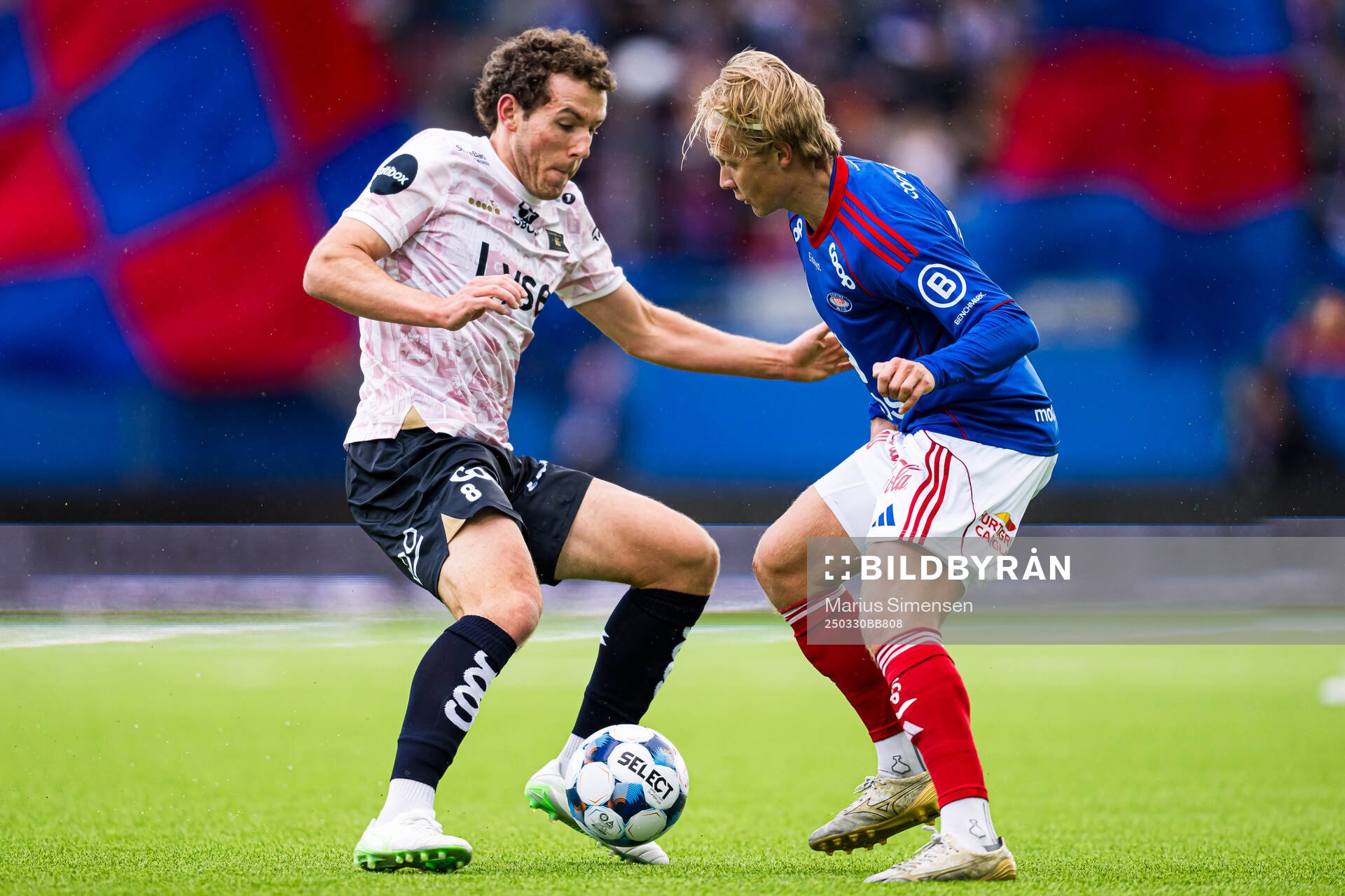 Joe Bell of Viking and Carl Lange of Vålerenga