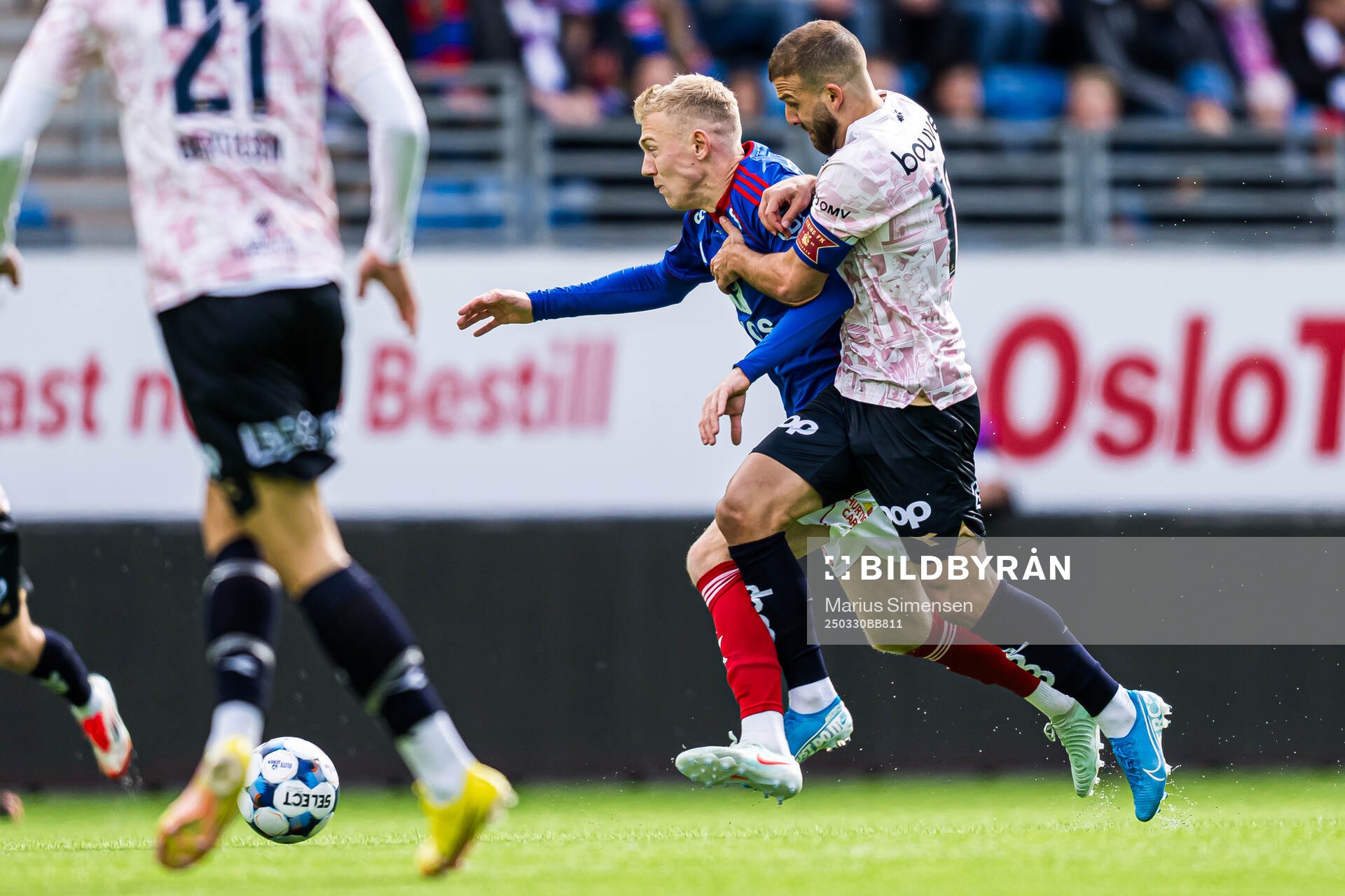 Henrik Bjørdal of Vålerenga and Zlatko Tripic of Viking