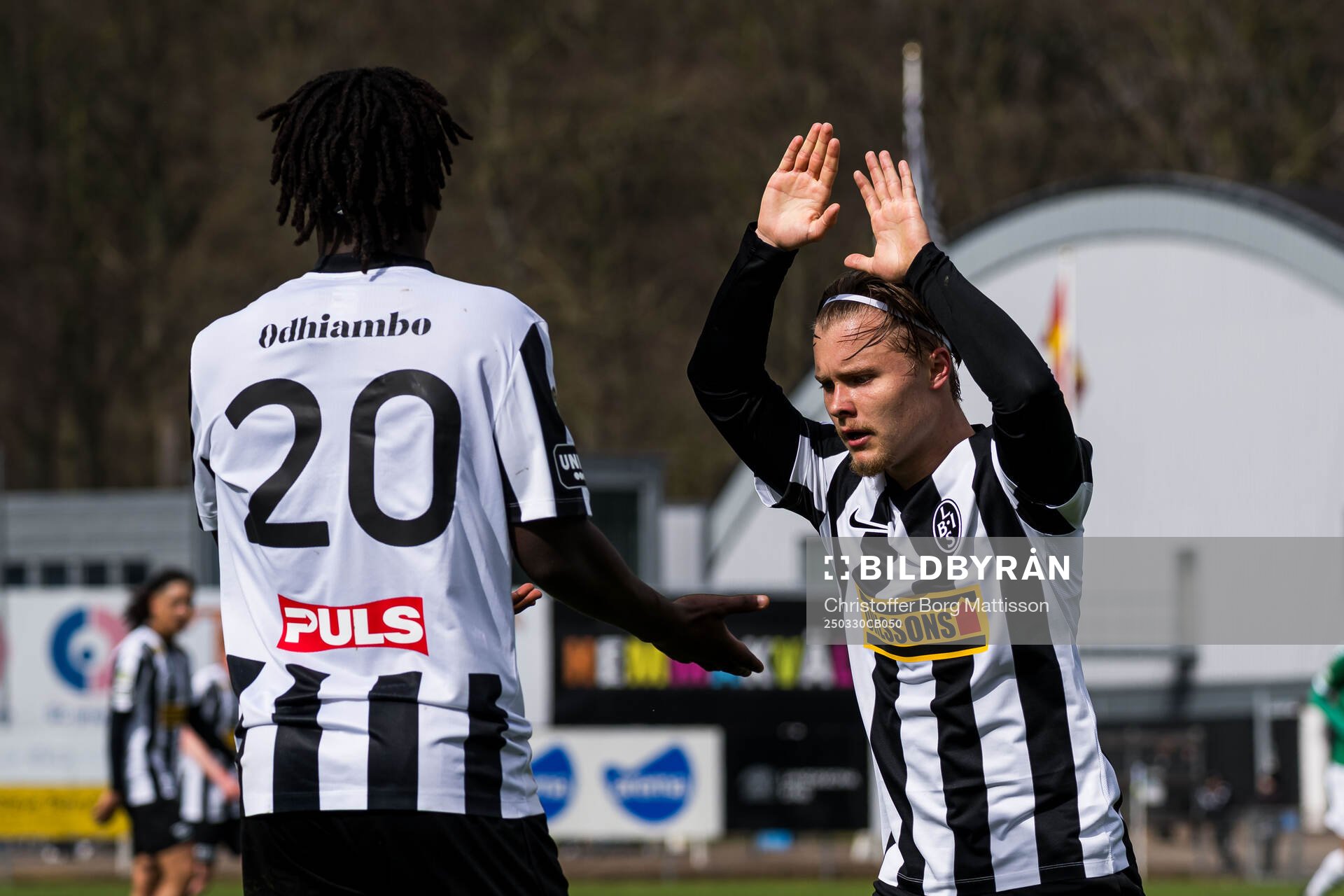 Landskronas Xavier Odhiambo och Vincent Sundberg jublar