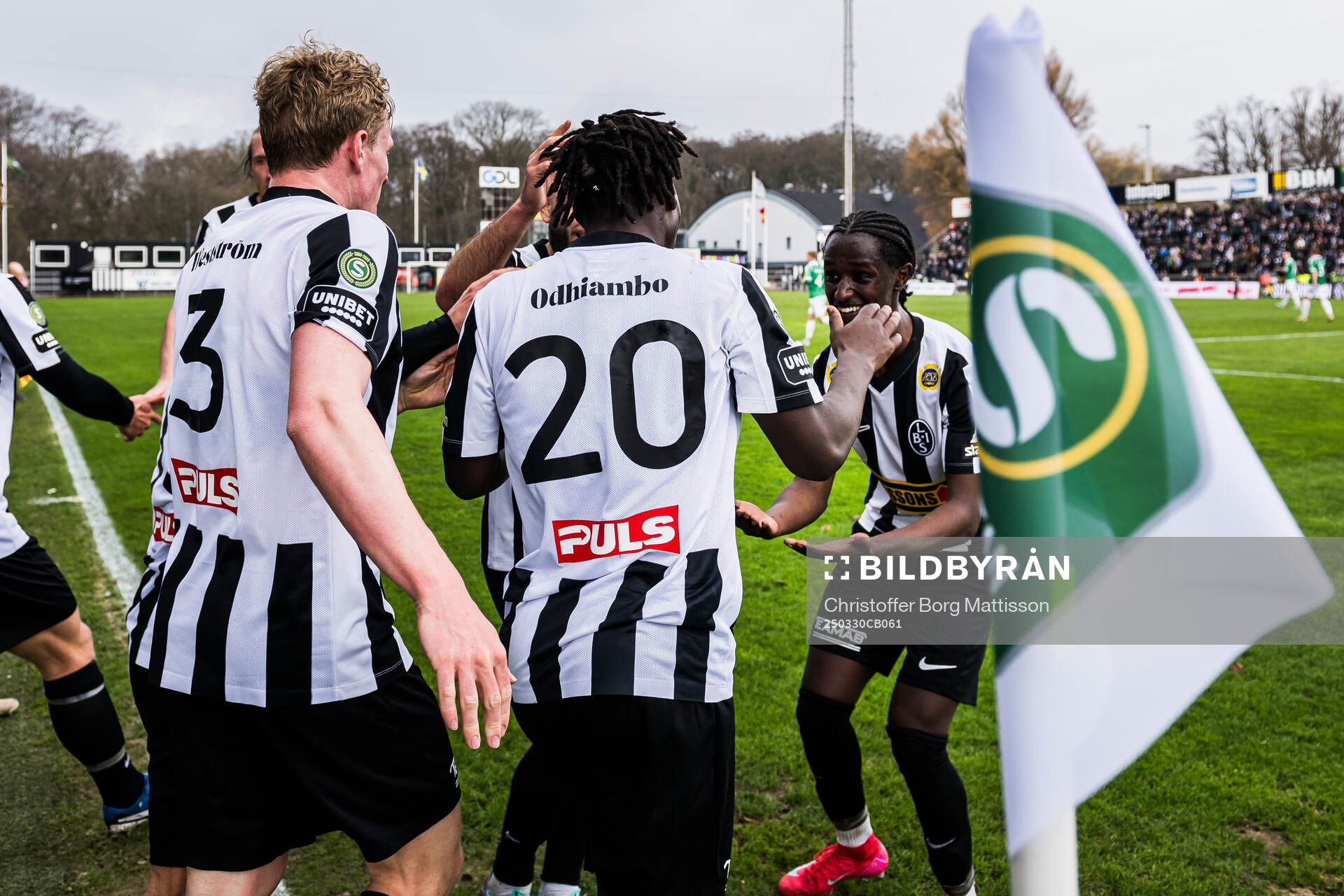 Landskronas Xavier Odhiambo jublar med lagkamrater