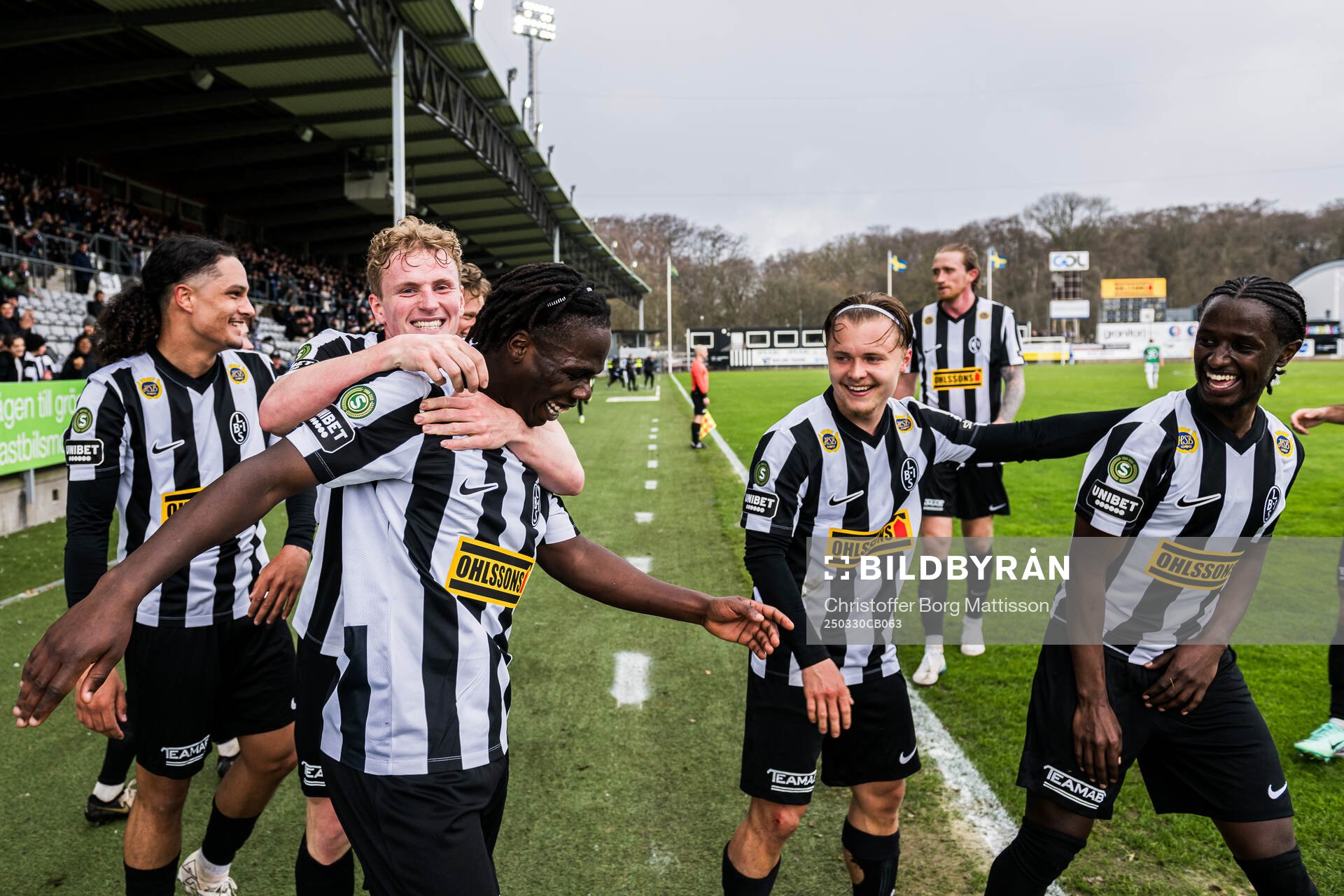 Landskronas Xavier Odhiambo jublar med lagkamrater