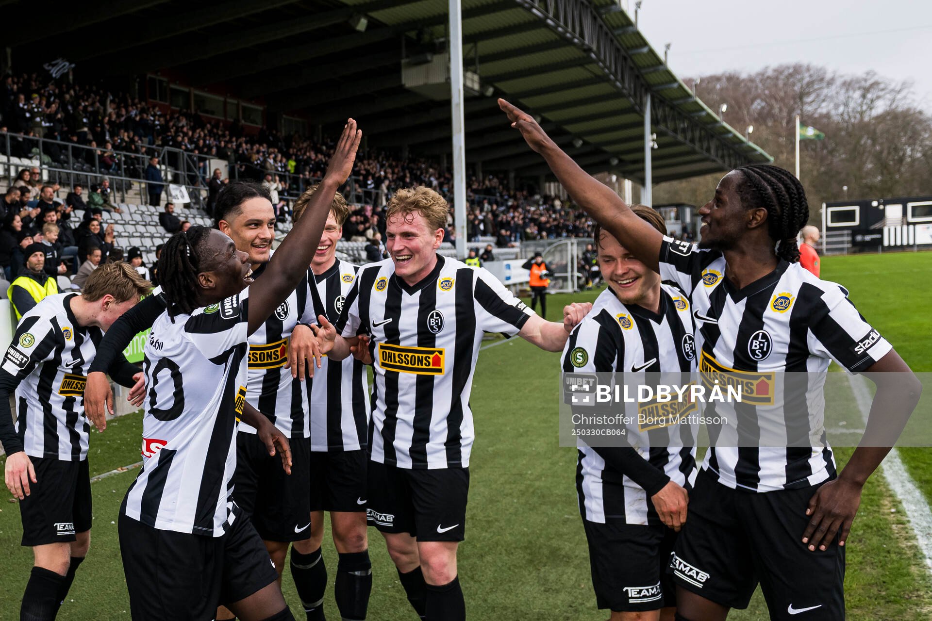 Landskronas Xavier Odhiambo och Max'Med Mohamed jublar