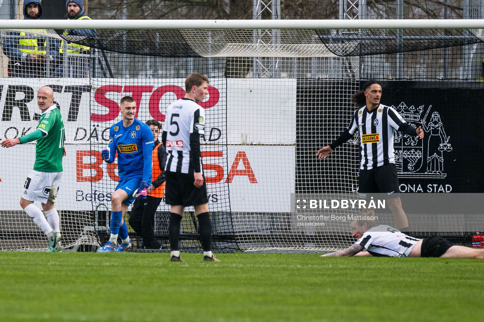 Landskronas målvakt Marcus Pettersson jublar