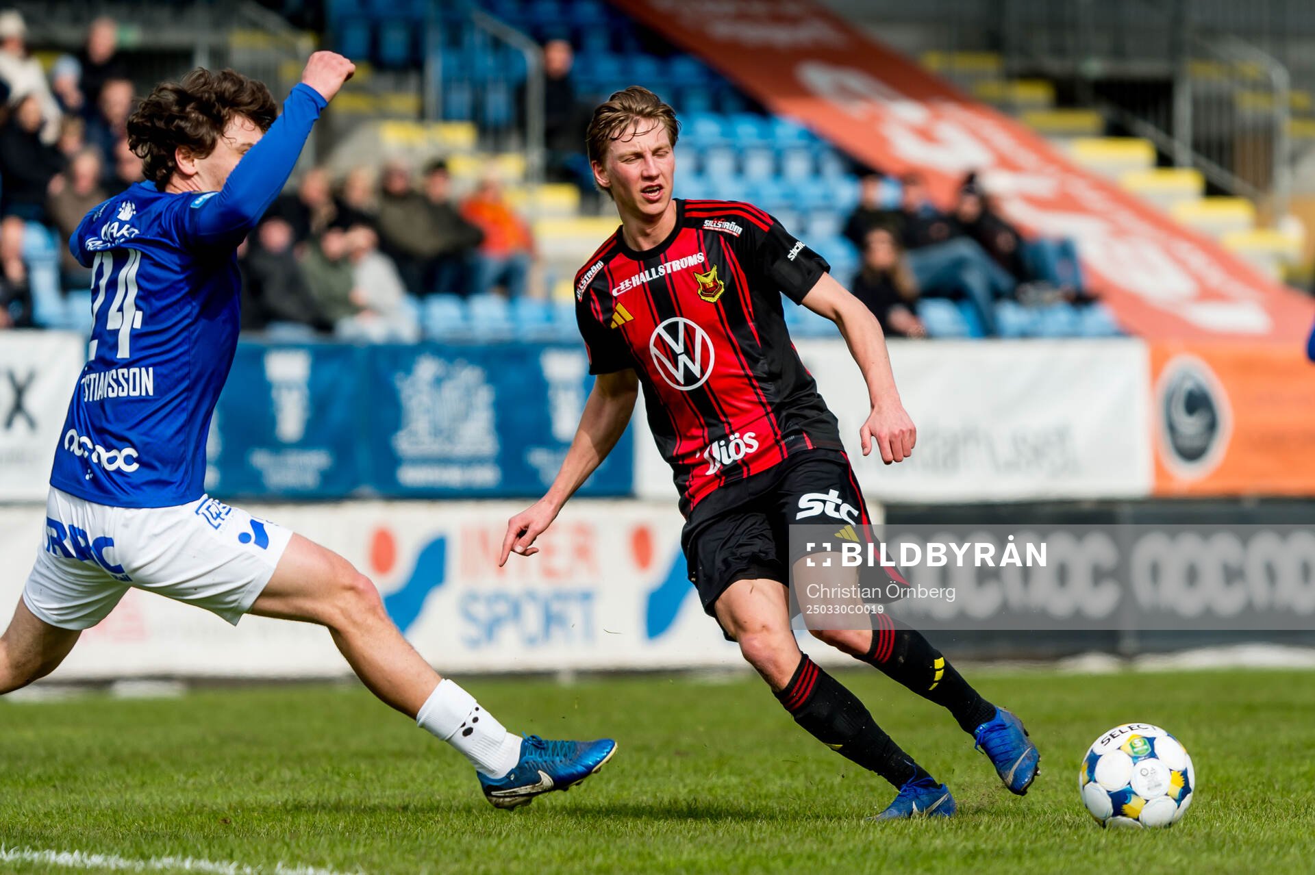 Östersunds Albin Sporrong och Trelleborgs Viktor Christiansson under fotbollsmatchen i Superettan mellan Trelleborg och Östersund den 30 mars 2025 i Trelleborg.