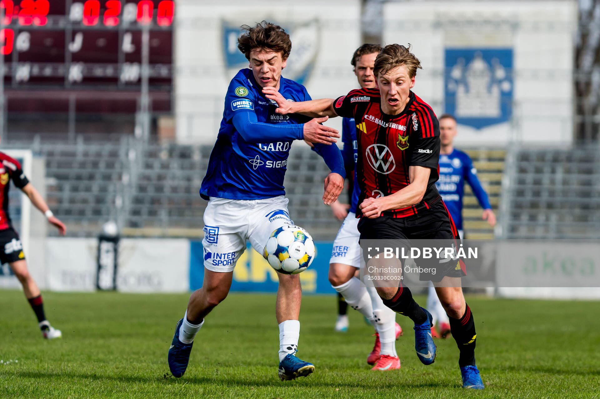 Trelleborgs Viktor Christiansson och Östersunds Albin Sporrong under fotbollsmatchen i Superettan mellan Trelleborg och Östersund den 30 mars 2025 i Trelleborg.