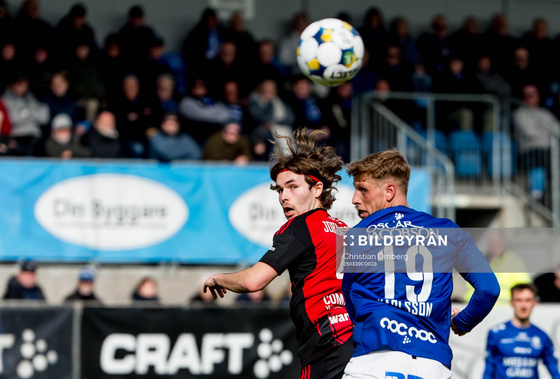 Östersunds Theodor Johansson och Trelleborgs Tobias Karlsson under fotbollsmatchen i Superettan mellan Trelleborg och Östersund den 30 mars 2025 i Trelleborg.