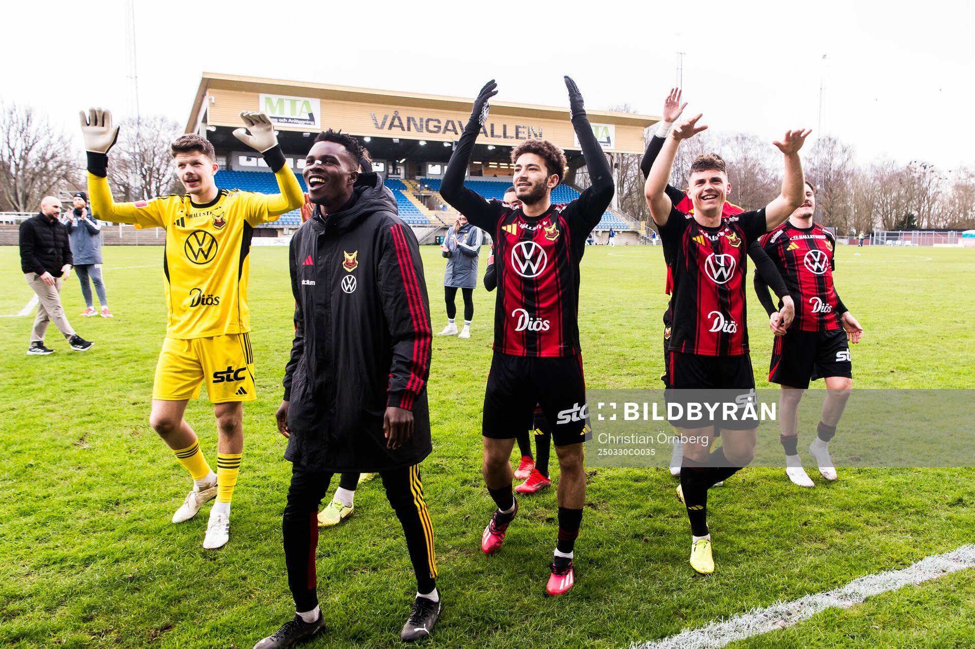 Spelare ur Östersund jublar