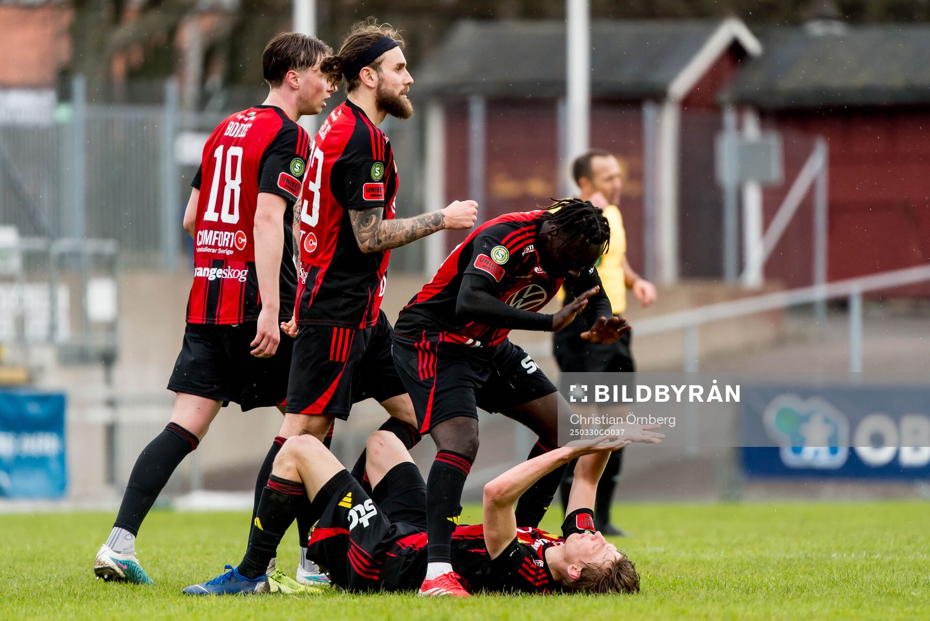 Östersunds Kalipha Jawla och Albin Sporrong jublar