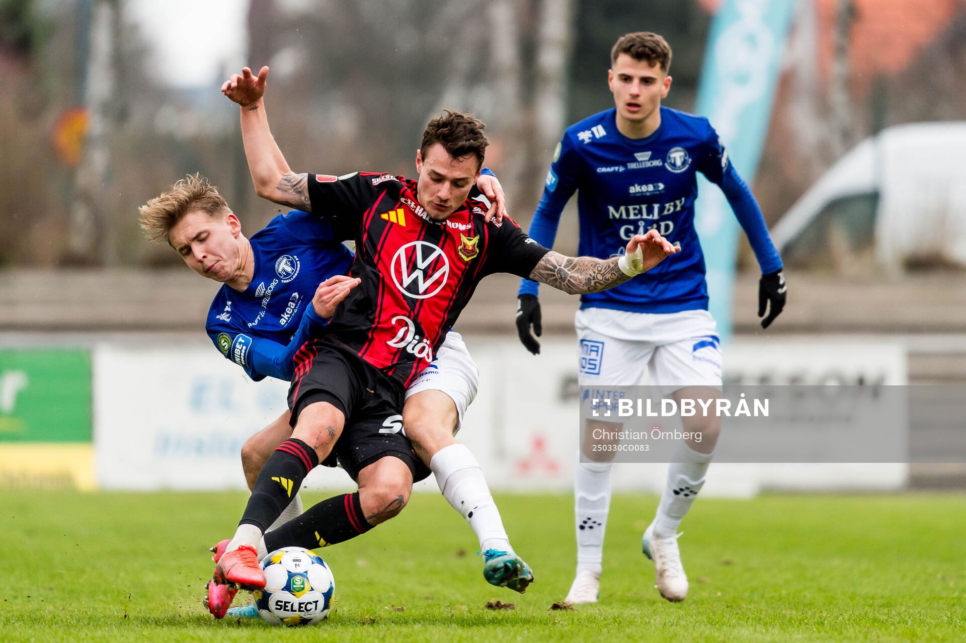Trelleborgs Axel Vidjeskog och Eren Alievski och Östersunds Adrian Edqvist under fotbollsmatchen i Superettan mellan Trelleborg och Östersund den 30 mars 2025 i Trelleborg.