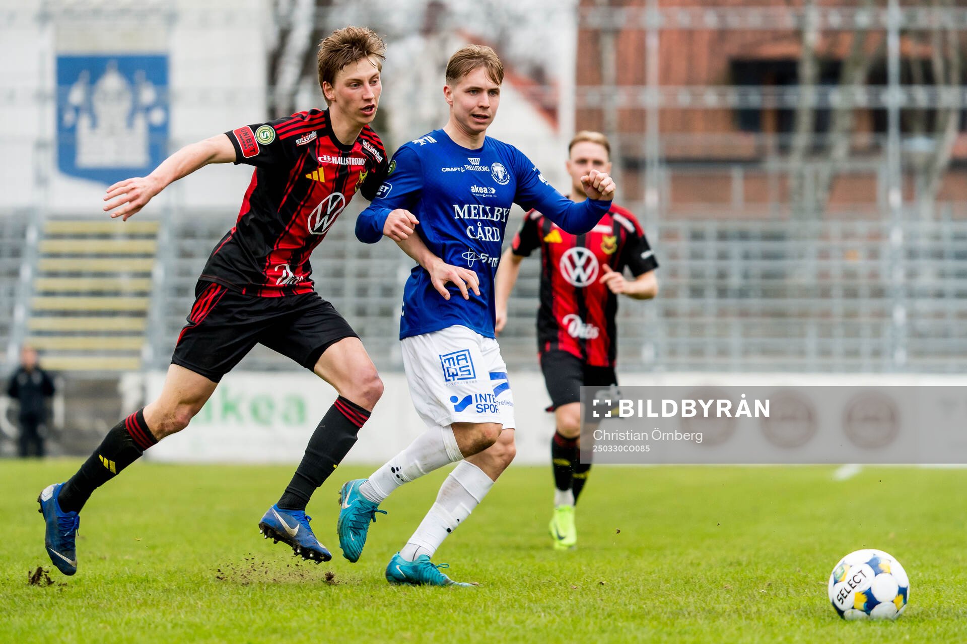 Östersunds Albin Sporrong och Trelleborgs Axel Vidjeskog under fotbollsmatchen i Superettan mellan Trelleborg och Östersund den 30 mars 2025 i Trelleborg.