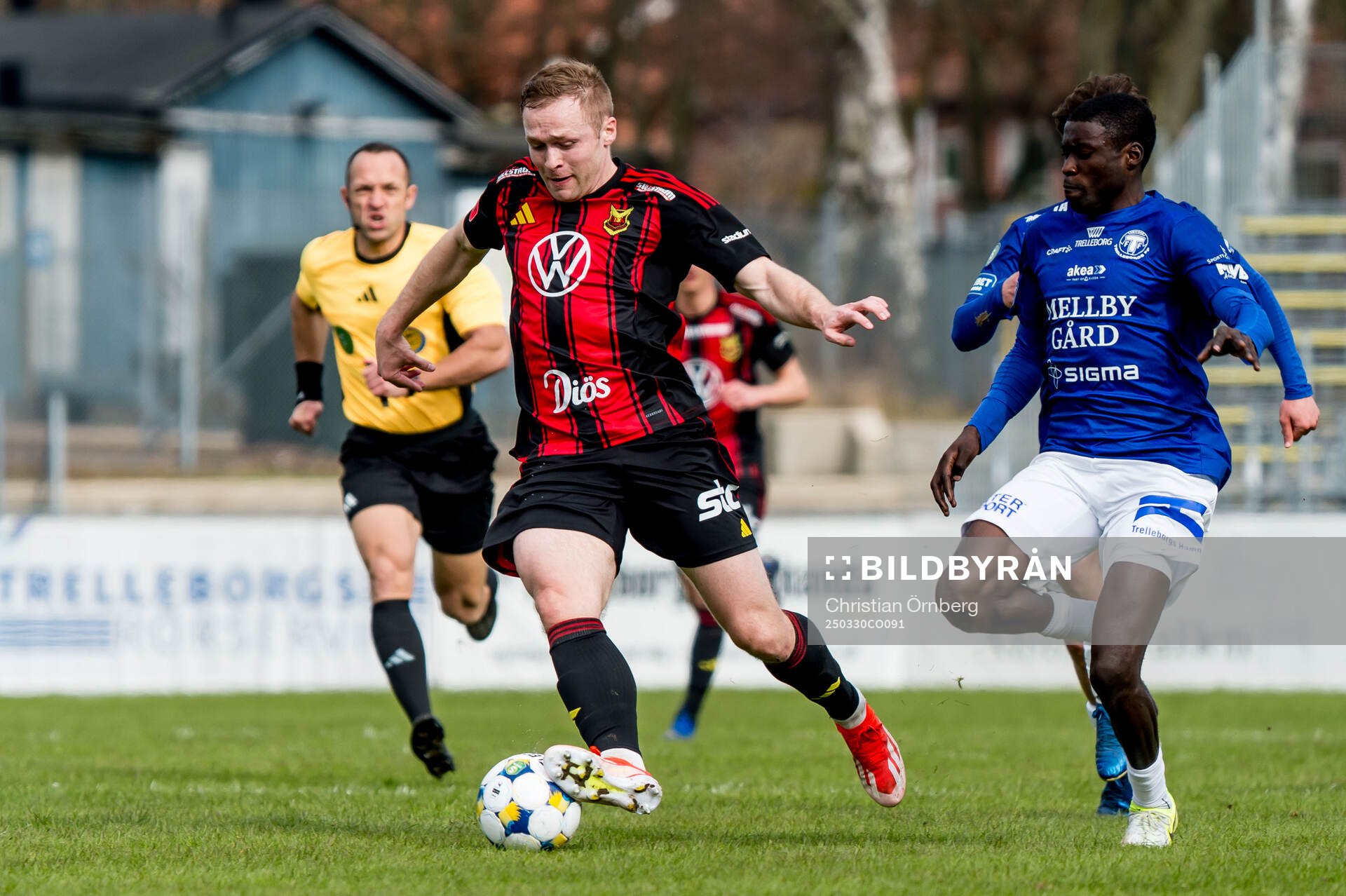 Östersunds James Joseph Kirby och Trelleborgs Emmanuel