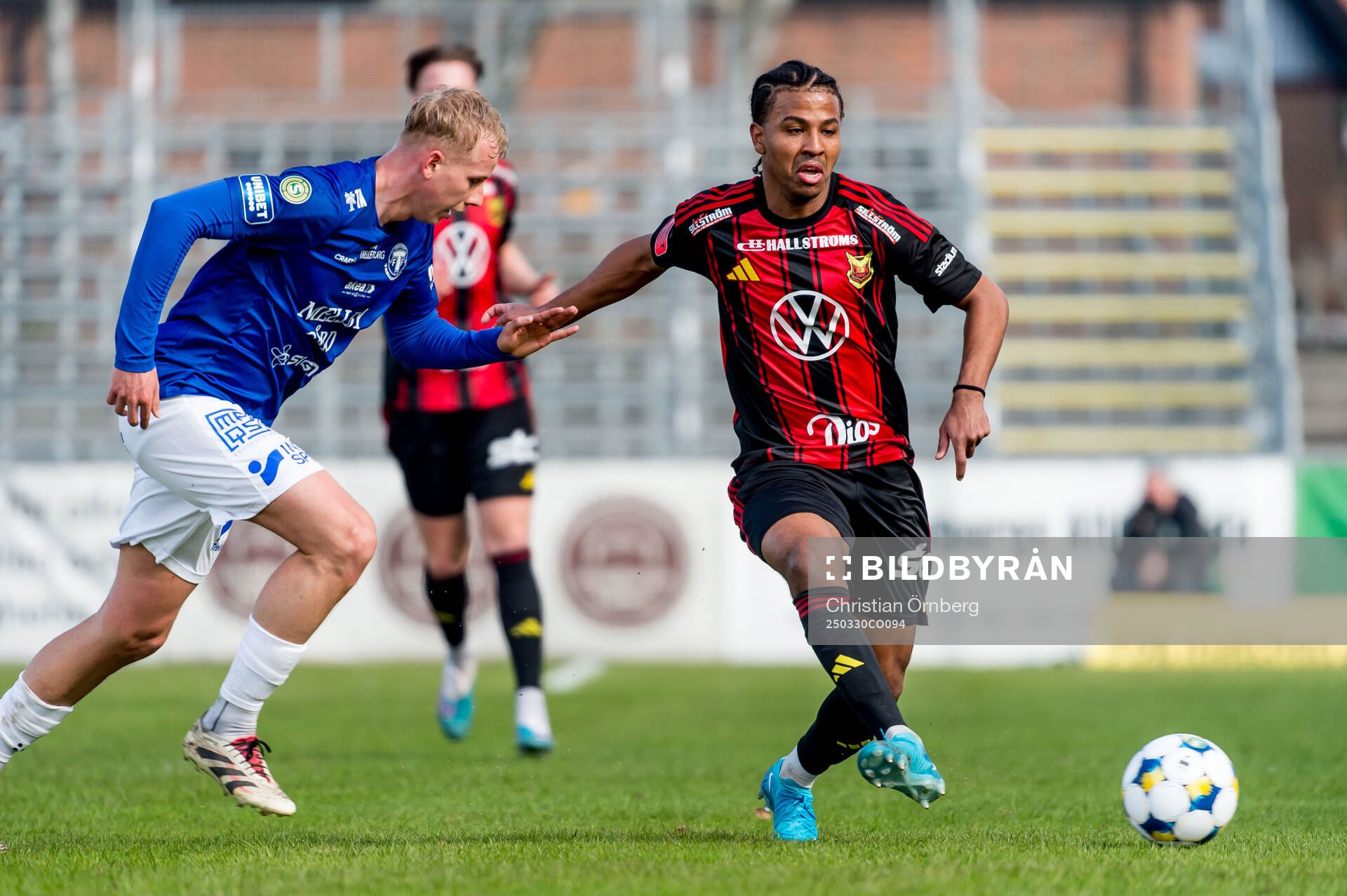 Trelleborgs Jakob Andersson och Östersunds Nebiyou Perry