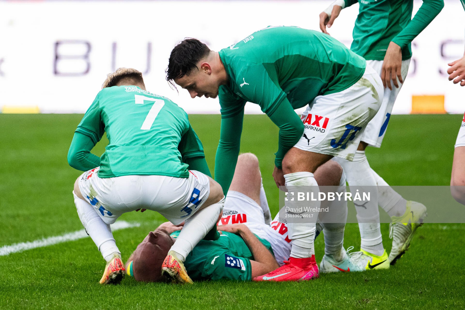 Jönköpings Södras Jonathan Drott har ont under fotbollsmatchen i Ettan södra mellan Jönköpings Södra och Lunds BK den 30 mars 2025 i Jönköping.