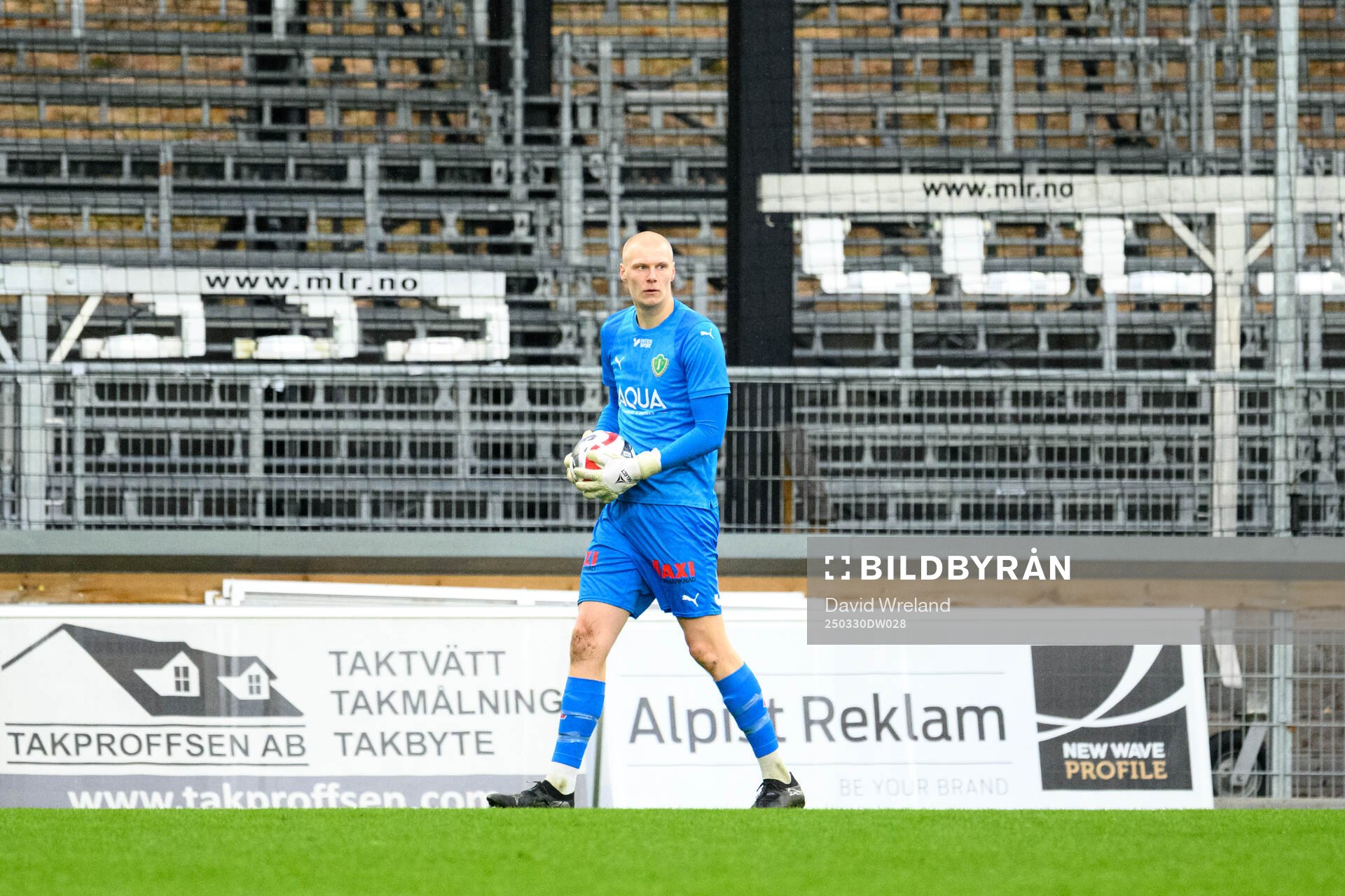 Jönköpings Södras målvakt Alexander Eriksson under fotbollsmatchen i Ettan södra mellan Jönköpings Södra och Lunds BK den 30 mars 2025 i Jönköping.