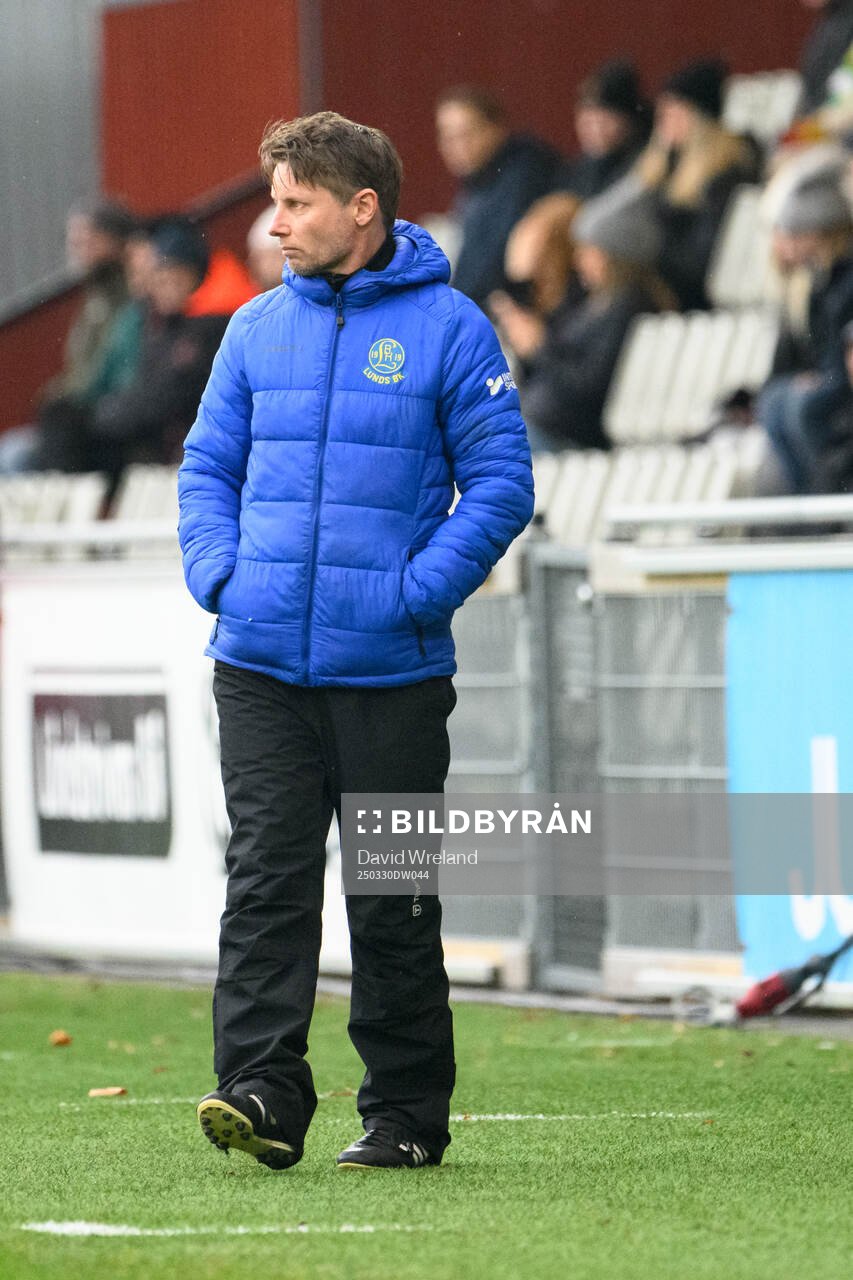 Lunds BKs tränare Jussi Kontinen under fotbollsmatchen i Ettan södra mellan Jönköpings Södra och Lunds BK den 30 mars 2025 i Jönköping.