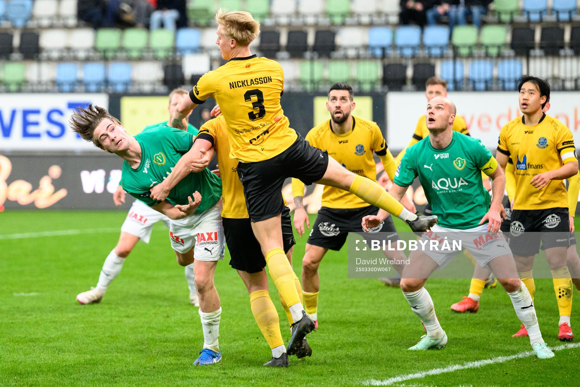 Jönköpings Södras Hugo Lyck och Lunds BKs Ludvig Nicklasson under fotbollsmatchen i Ettan södra mellan Jönköpings Södra och Lunds BK den 30 mars 2025 i Jönköping.