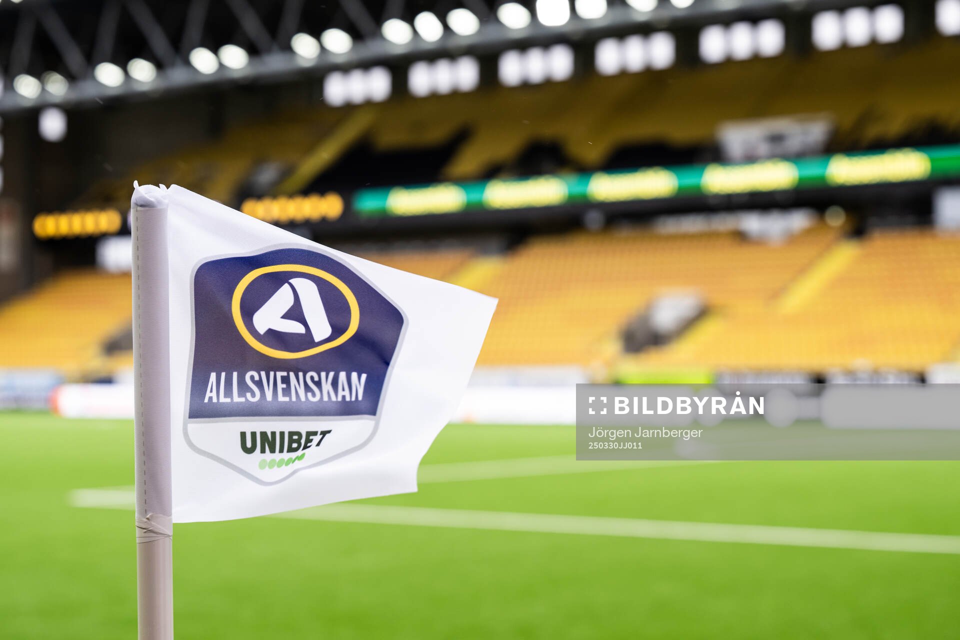 Allsvenskans logga och unibet på hörnflagga inför fotbollsmatchen i Allsvenskan mellan Elfsborg och Mjällby den 30 mars 2025 i Borås. 